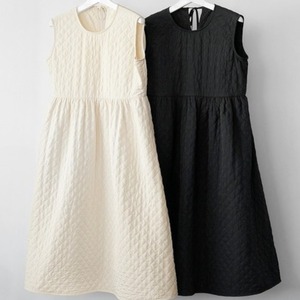 ワンピース ノースリーブ ノースリーブワンピ キルティング レディース フレア 膝下 ミモレ ロング ロング丈 ミモレ丈 袖なし ノースリーブ クルーネック 襟なし フレア セミフレア ギャザー 切り替えデザイン かわいい 大人可愛い きれいめ カジュアル ベーシック ナチュラル 大人カジュアル 無地 秋 20代 30代 40代 休日 体型カバー 美脚 脚長 着回し レイヤード 清楚 定番 スタイルアップ フリーサイズ フィット＆フレア 白 ホワイト 黒 ブラック モノトーン ベーシックカラー 大人カラー