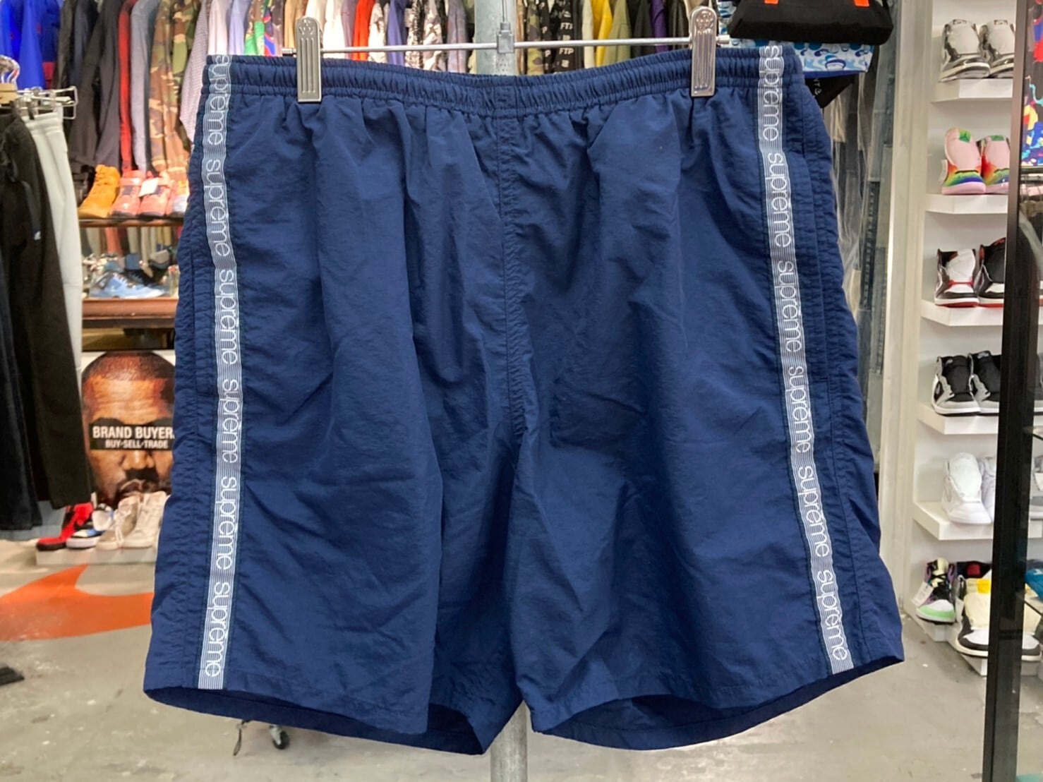 Supreme TONAL TAPING WATER SHORT NAVY MEDIUM 40KF6269 | BRAND