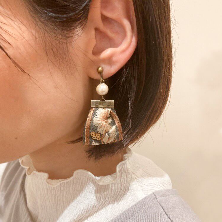 コットンパールと刺繍リボンタッセルの〈ピアス/イヤリング〉 | Dua