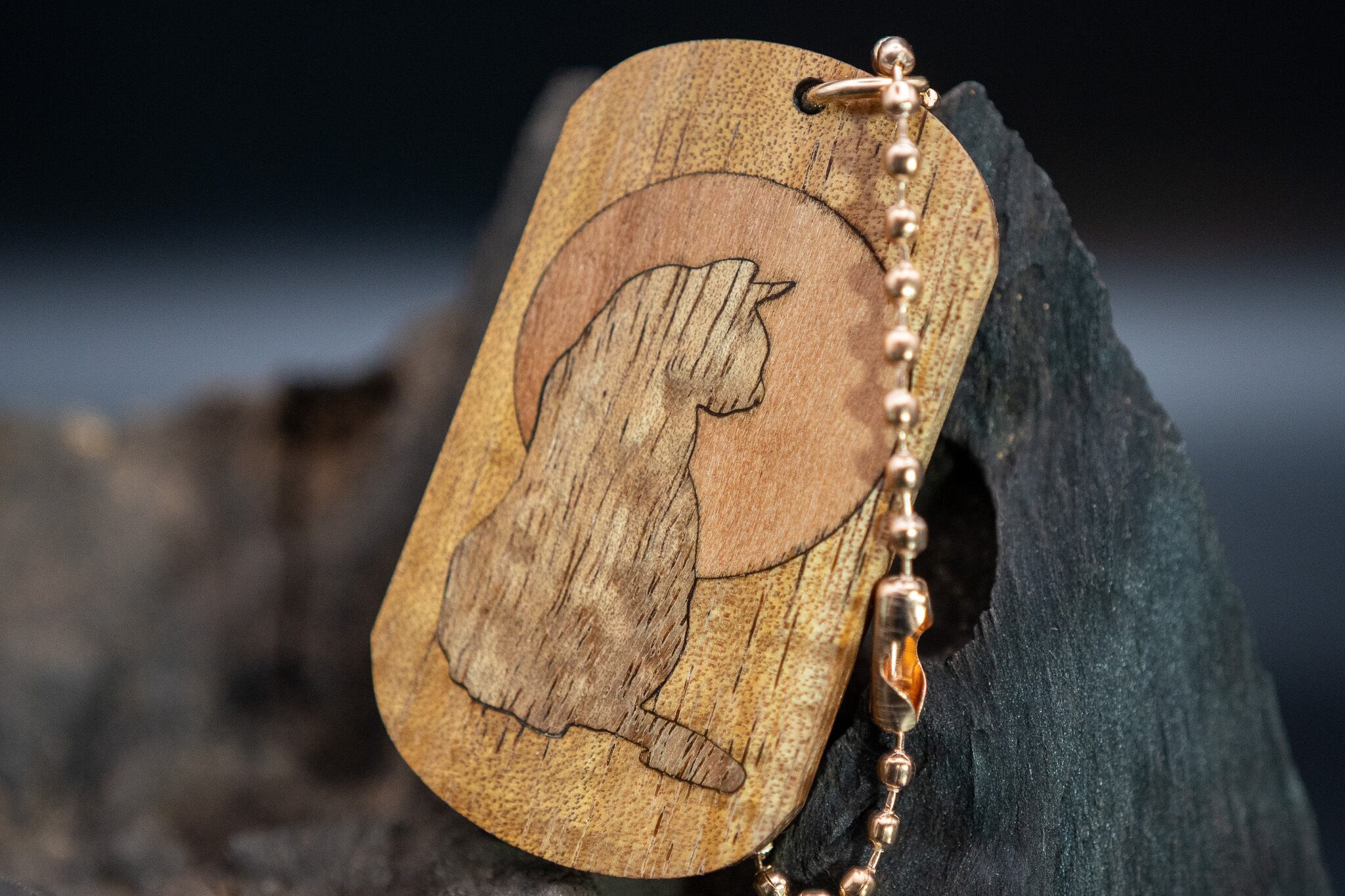 【王族の愛した銘木】 ハワイアンコア ドッグタグ象嵌 横を向く上品な猫