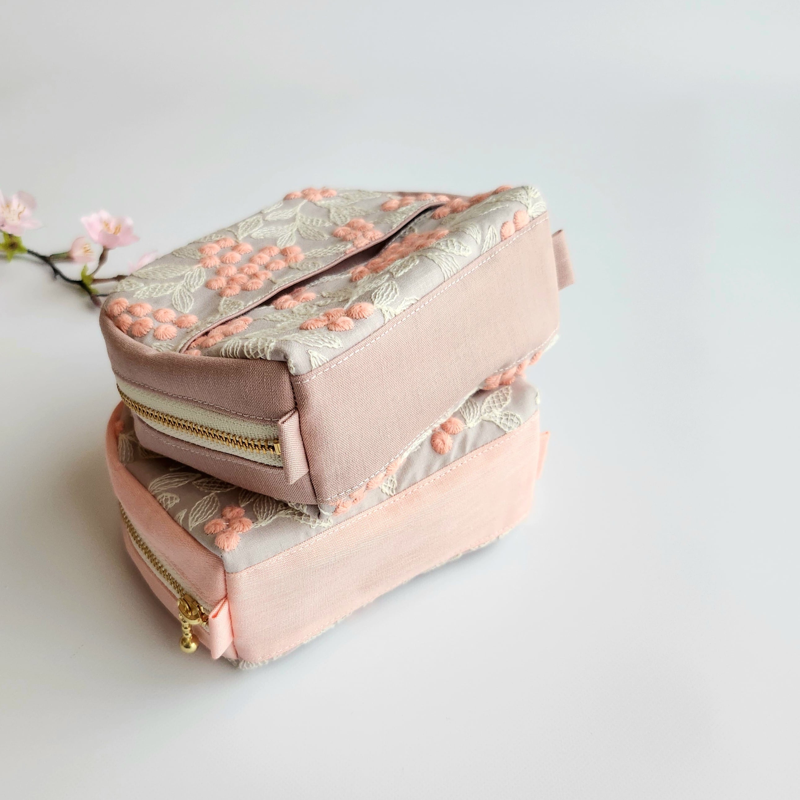 ぷくまる刺繍のコロンとマチ付きポケットティッシュポーチ│サーモン