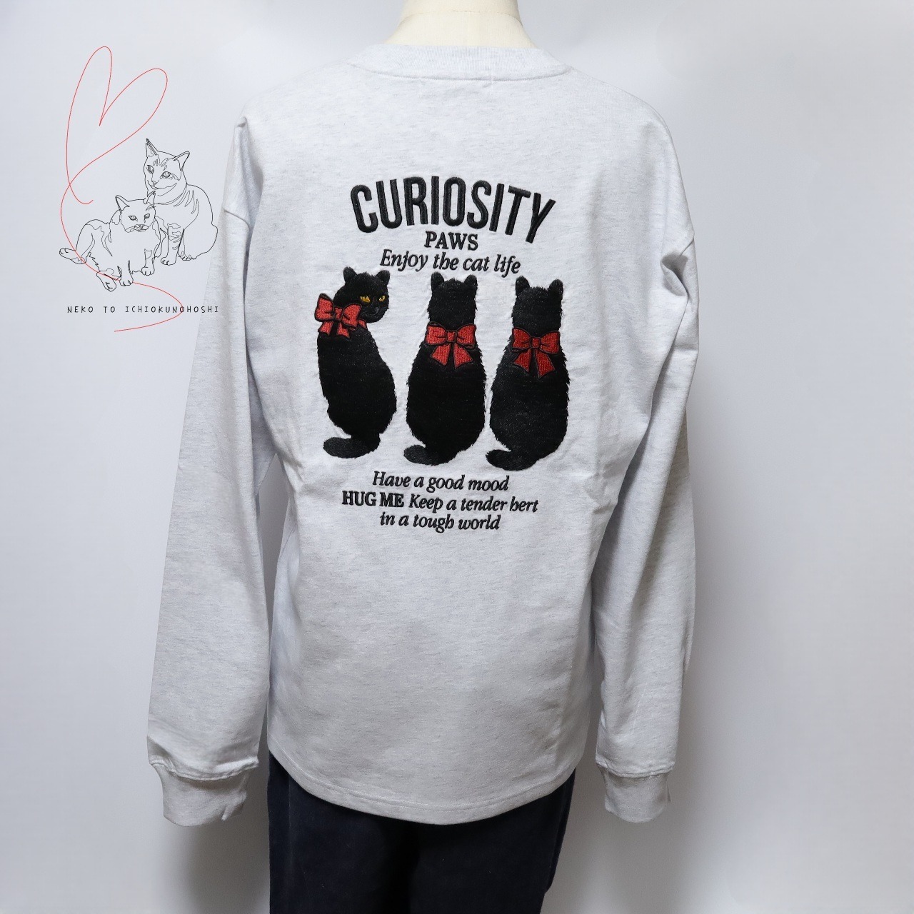 背中刺繡の黒猫がかわいいロングTシャツ　オートミール