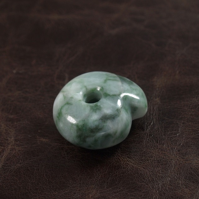 糸魚川翡翠 まがたま まる勾玉 14.3g Green Jadeite Magatama | URUWA 