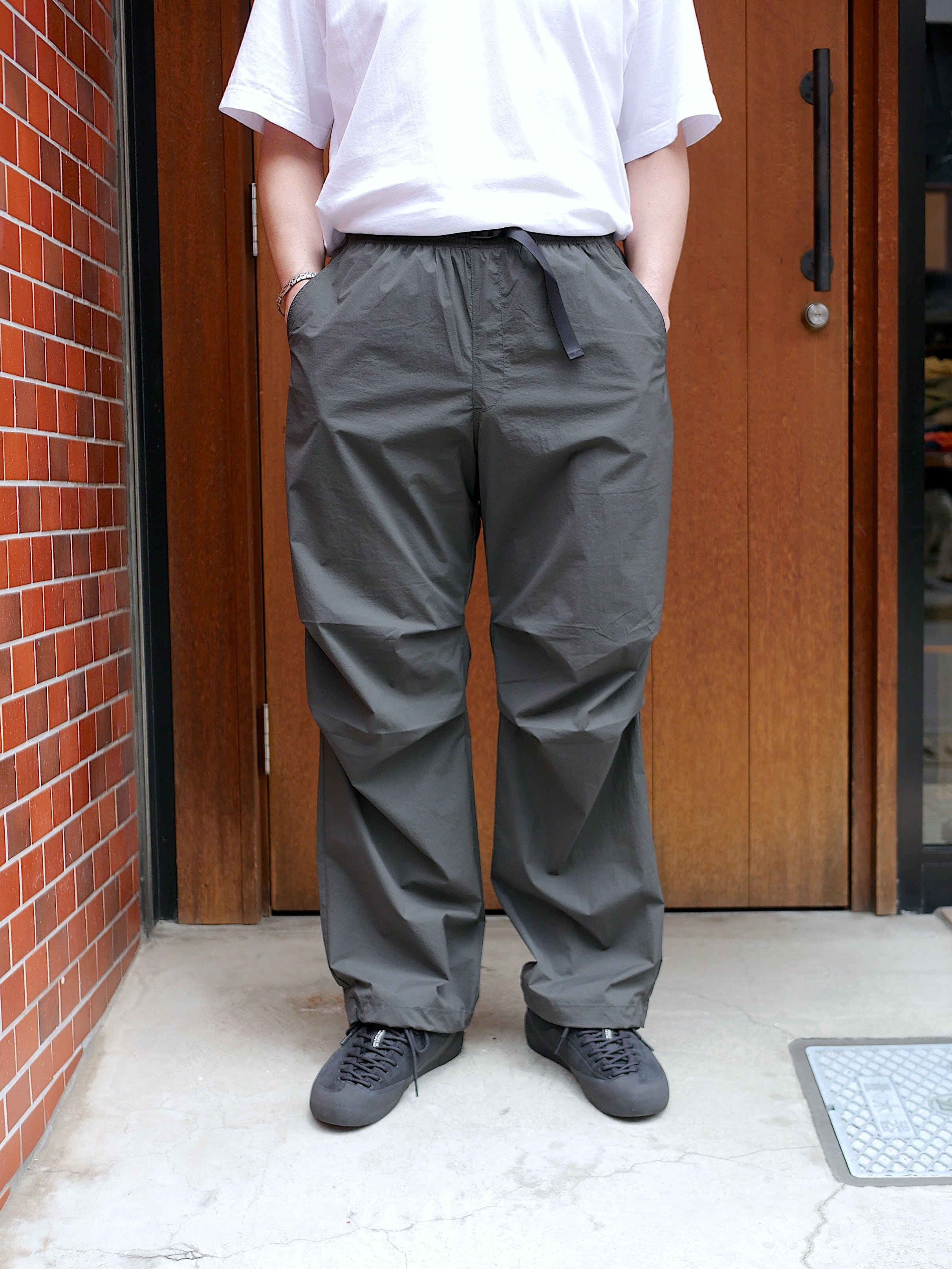 BROWN by 2-tacs / KNEE TUCK PANTS（CHARCOAL） | st. valley house
