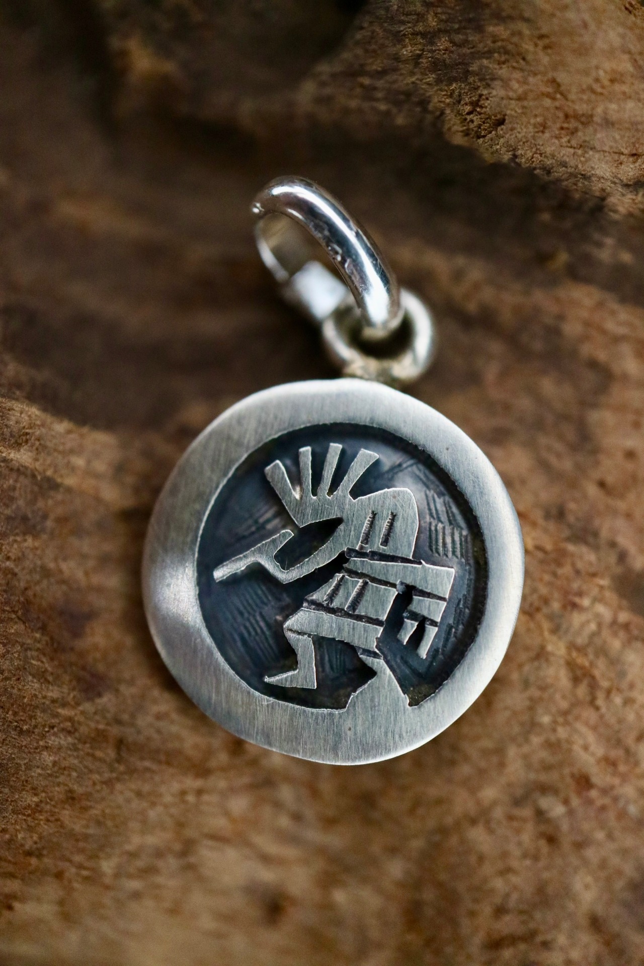 ホピ族 Lucian Koinva(ルシアン・コインバ）作 ココペリペンダント