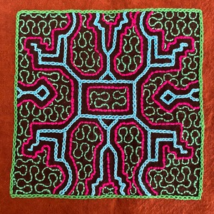 額装1泥染め刺繍 茶ゴージャス布　シピボ族の泥染め刺繍　アマゾン先住民族の工芸