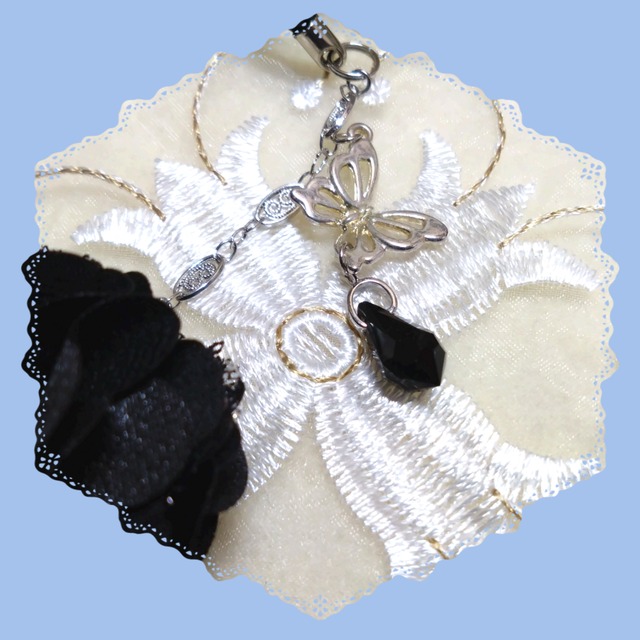 【根付】蝶の雲隠れ