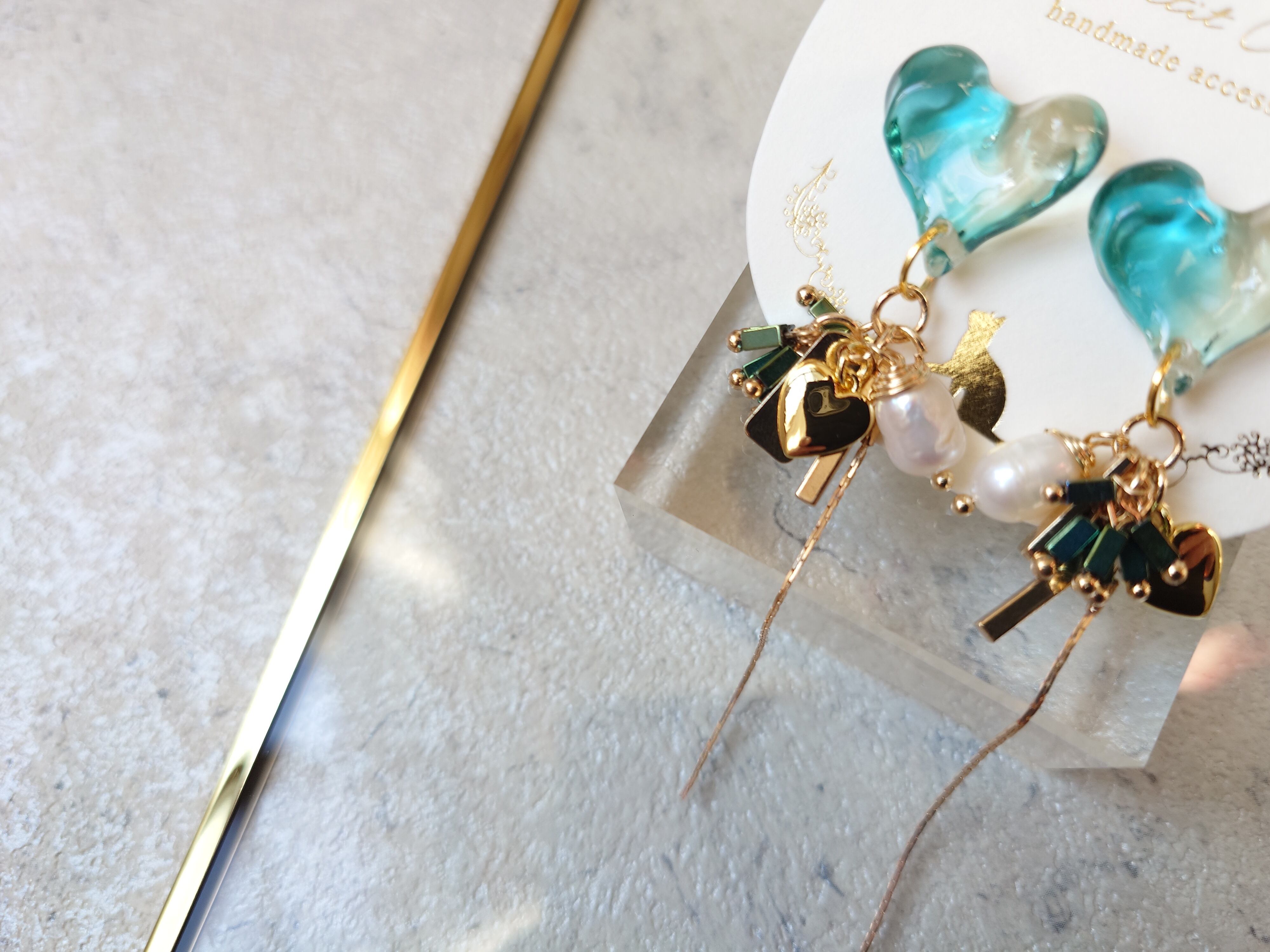 エメラルドグリーンのクールなハートピアス