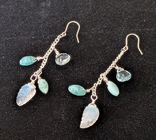 レインボームーンストーン(葉っぱ)＆アマゾナイト＆アクアマリン　ピアス(シルバーステンレス)
