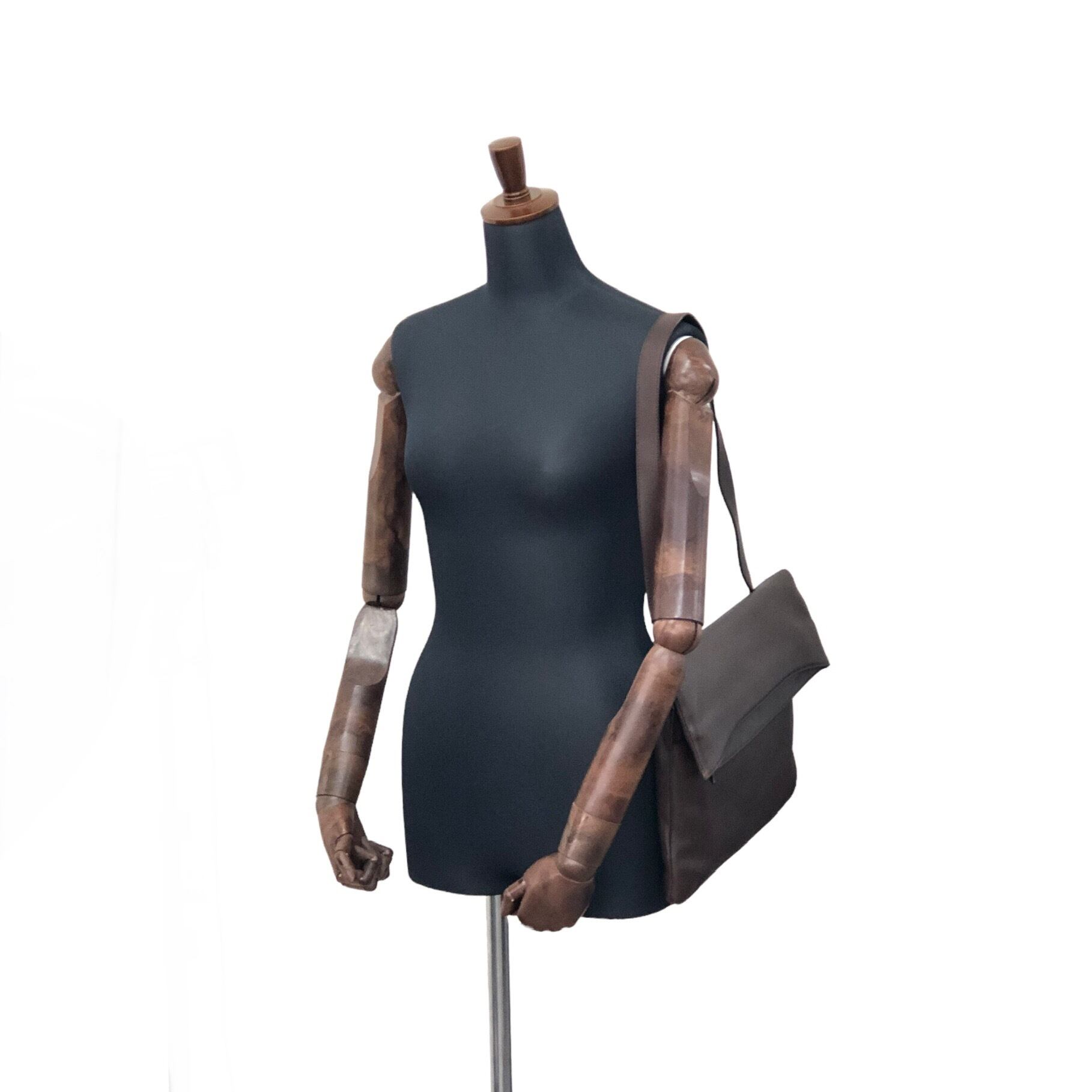 【LOEWE】ショルダーバッグ　アナグラム型押し　レザー　ブラウン LOEWE ロエベ アナグラム 型押し レザー ショルダーバッグ ブラウン