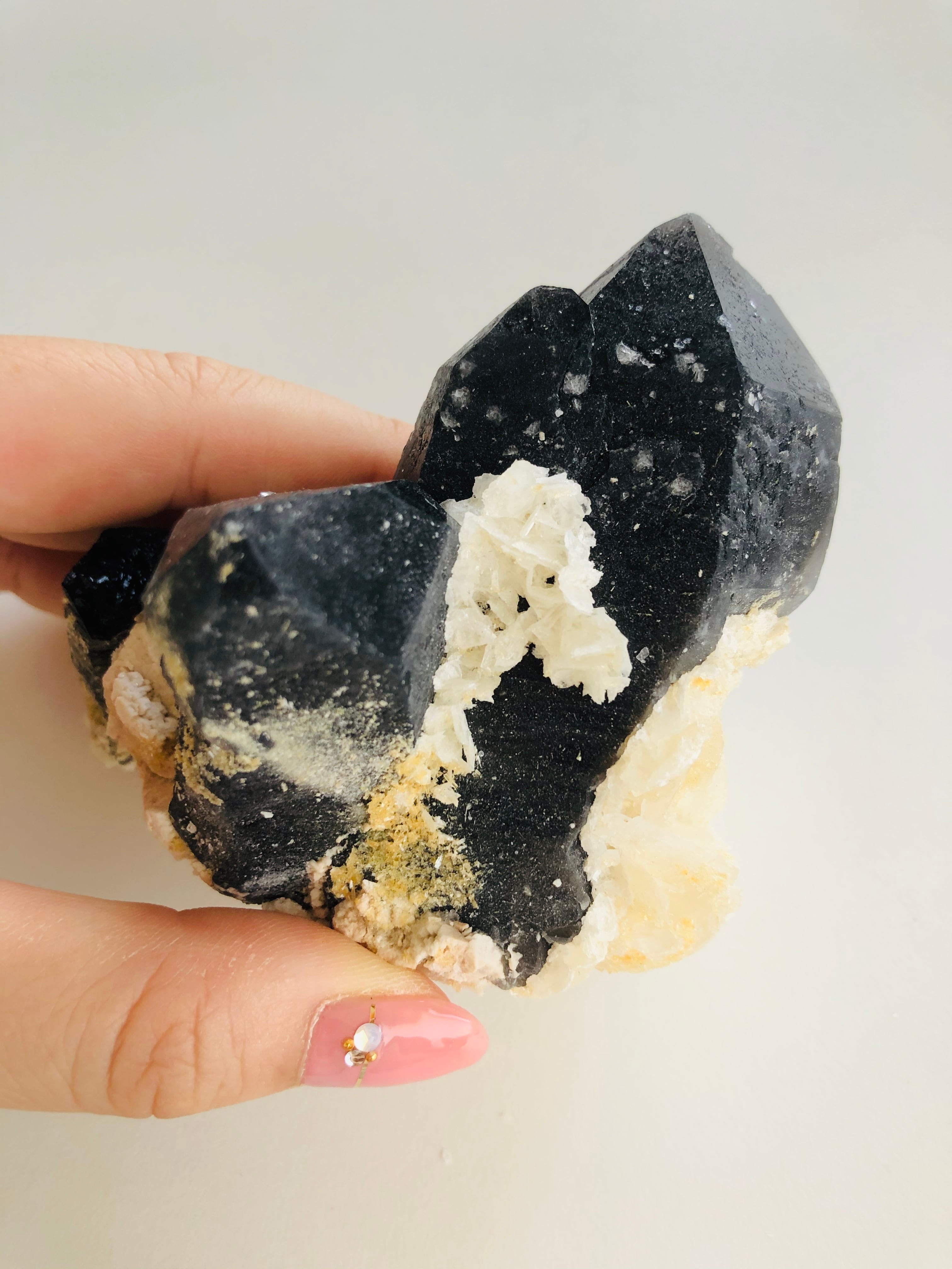 モリオン(黒水晶)クラスター!未加工の天然パイライト付き③ モリオン(黒水晶)クラスター!未加工の天然パイライト付き③