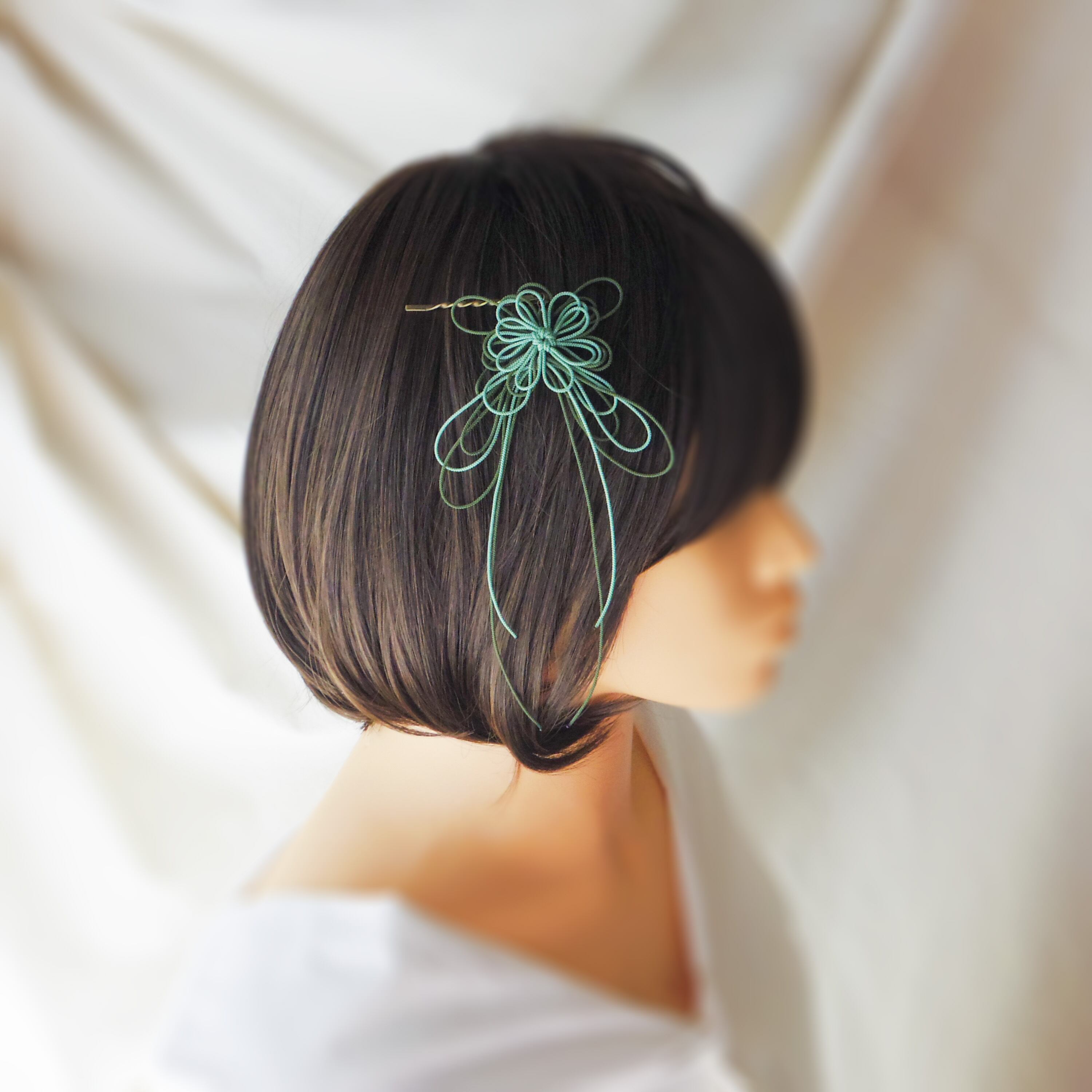 飾り結びヘアピン「歩み、おだや」(淡緑×深緑)【軽量快適】ショートヘアも簡単和風アレンジ。