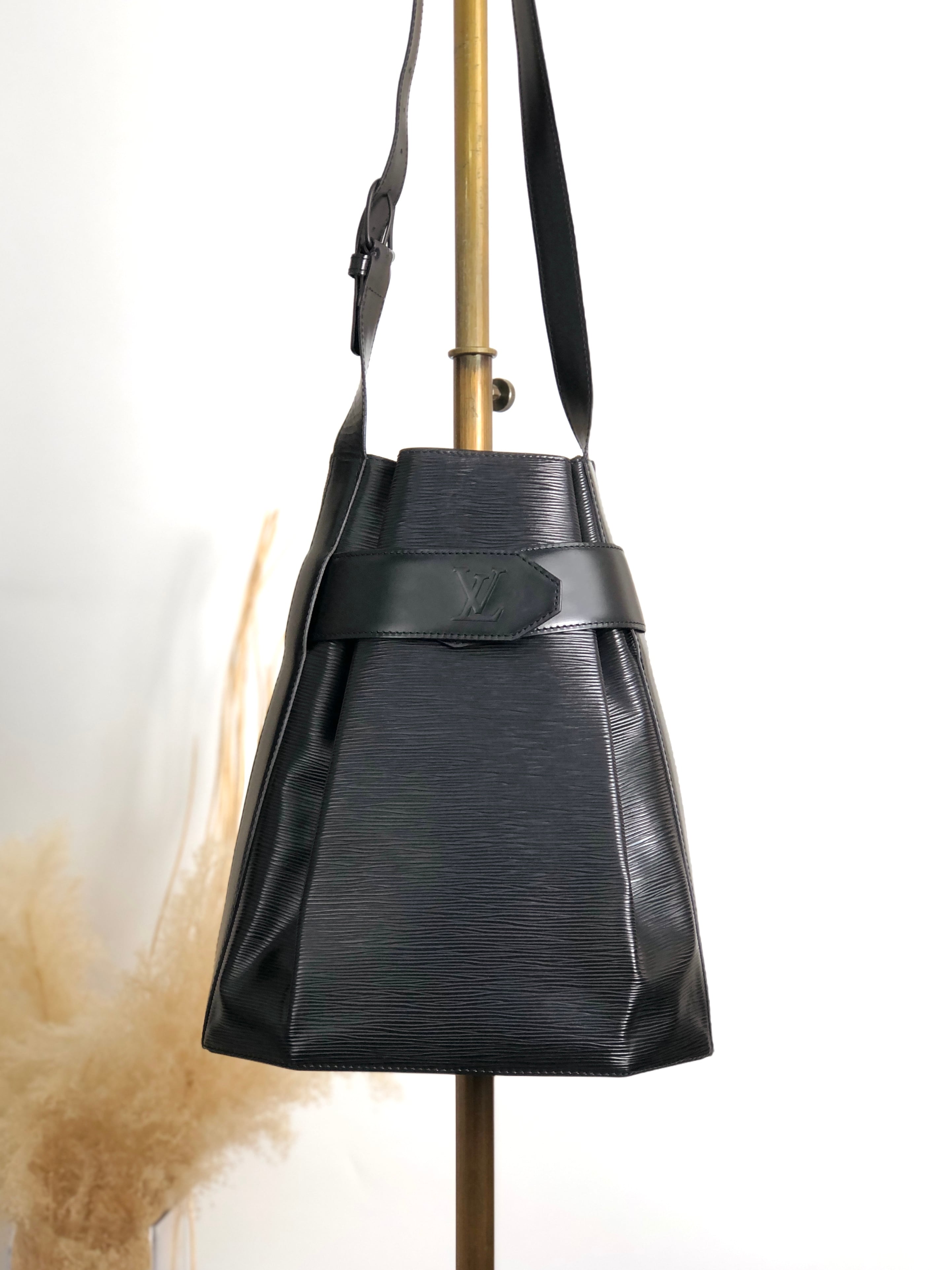 LOUIS VUITTON ルイヴィトン エピ ショルダーバッグ ブラック レザー サックデポール vintage ヴィンテージ オールド st4rdc
