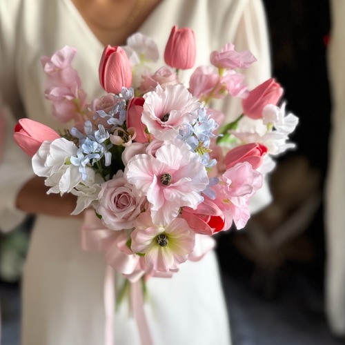 ピンクチューリップ×ラナンキュラス×水色クラッチブーケ☆