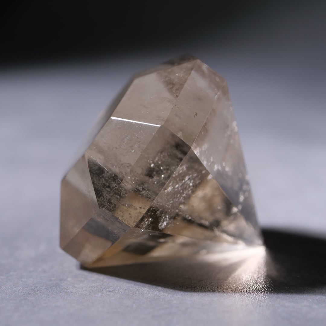 天然石スモーキークォーツのダイヤモンド　置物　彫物NO.042614 天然石スモーキークォーツのダイヤモンド 置物 彫物NO.042614