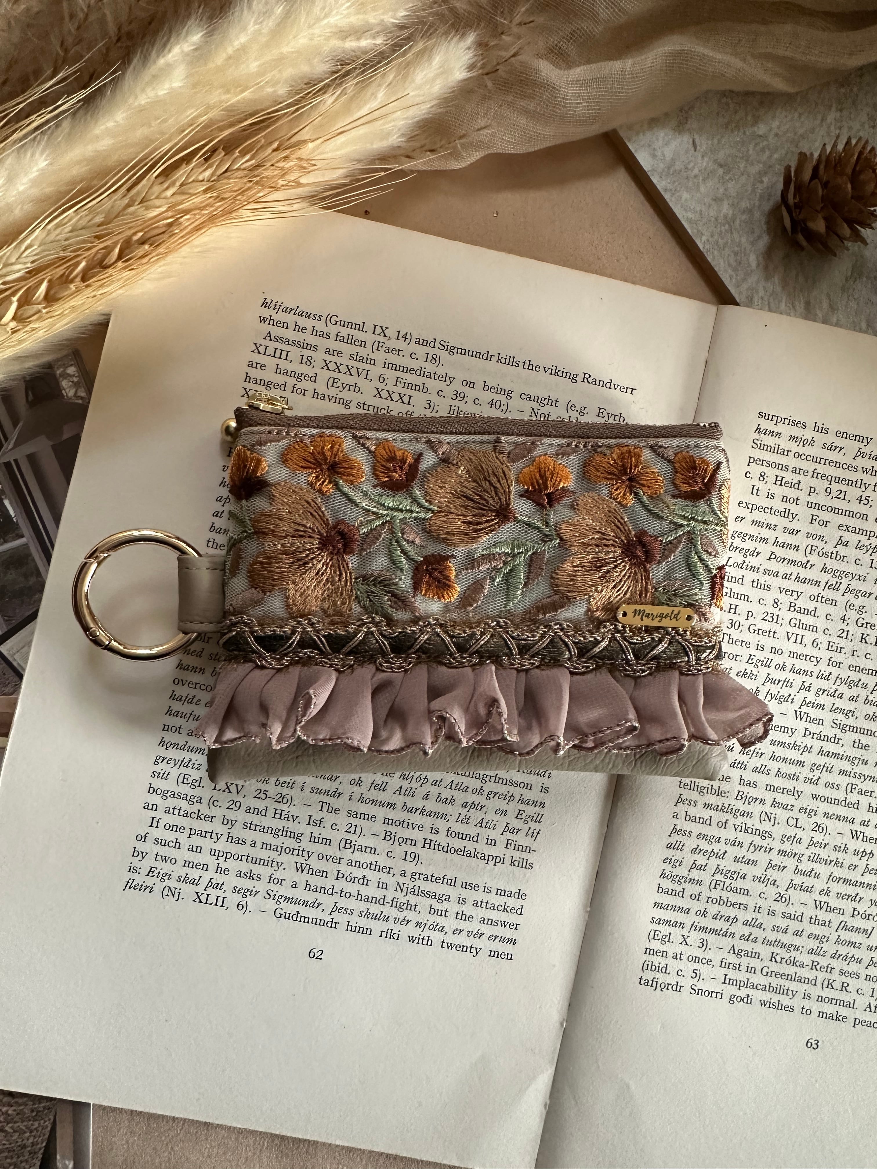 フェイクレザーカラビナ付刺繍リボンポーチ