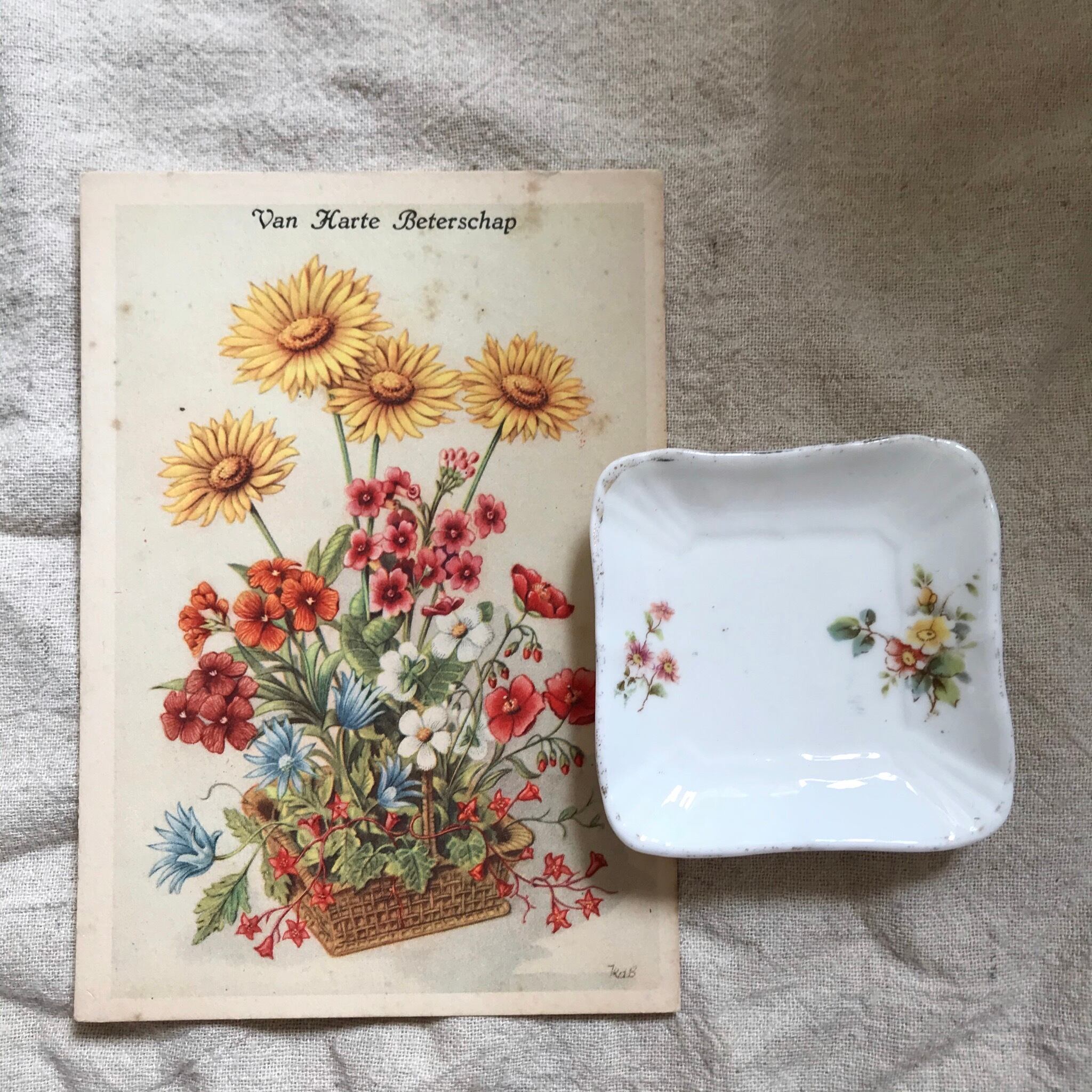 小皿と花模様のはがき