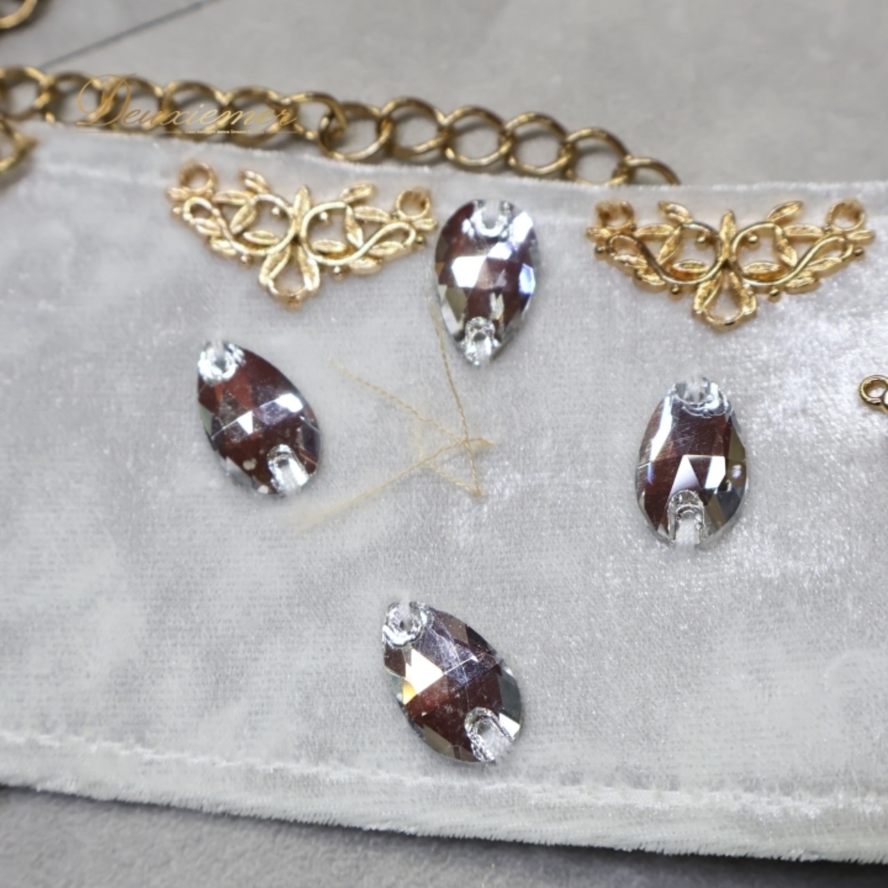 ベリーダンス オリエンタル 衣装 トップス ベルト セット ホワイト系 蝶 花 アーム アーム飾り 腕飾り ラインストーン チェーン 白 金 かわいい 爽やか 明るい ダンス衣装 ステージ イベント キラキラ 華やか シルバー系 ゴールド系