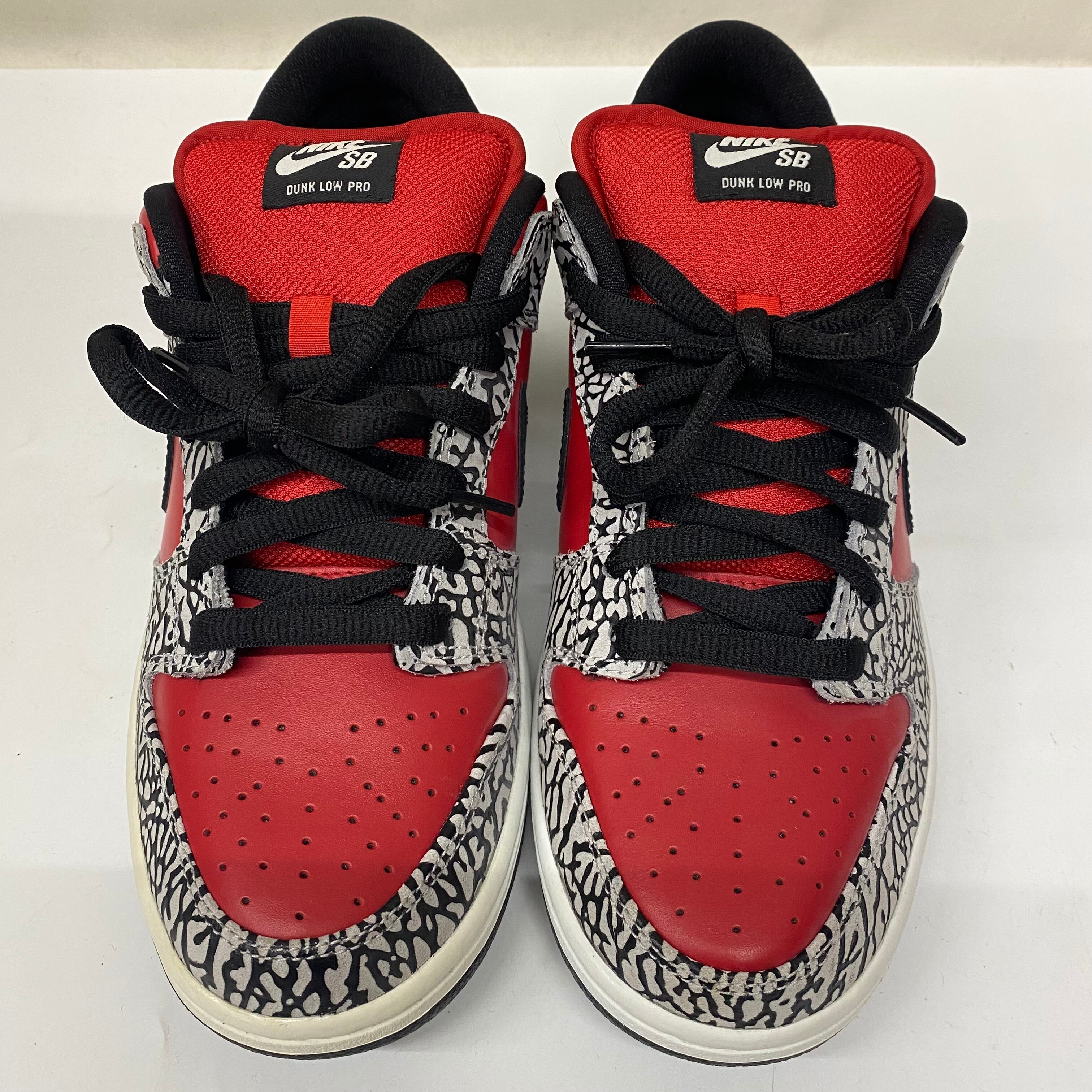 Supreme × Nike SB Dunk Low 