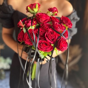 赤バラ×黒リボンクラッチブーケ☆ブートニア