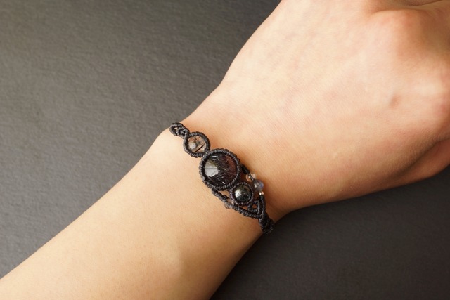 花火スーパーセブン(エレスチャルクォーツ)&太陽放射ルチルクォーツ&トルマリンクォーツのマクラメブレスレット - galaxy -【一点物】