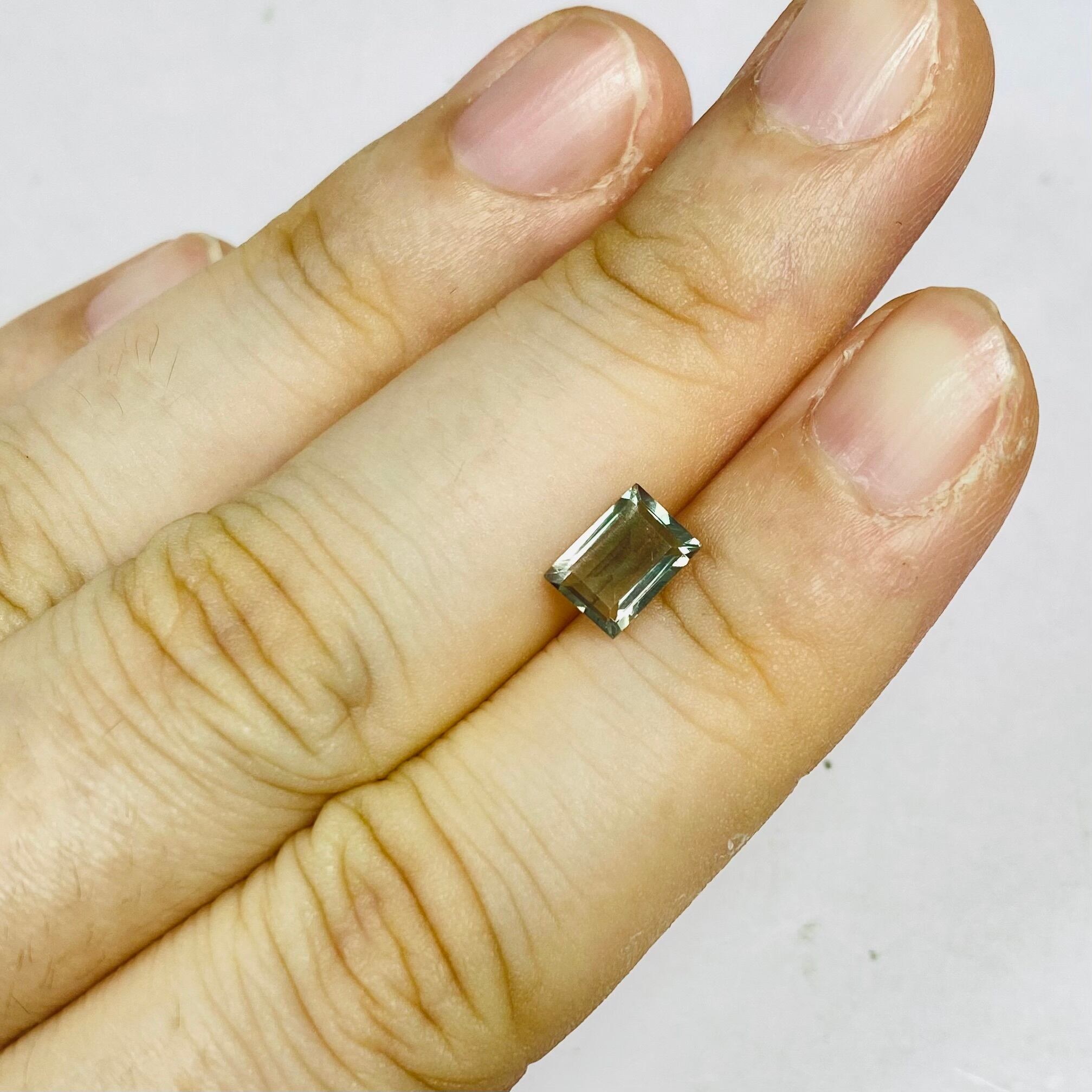 繊細なスパグル効果の見えるグリーンのオレゴンサンストーン