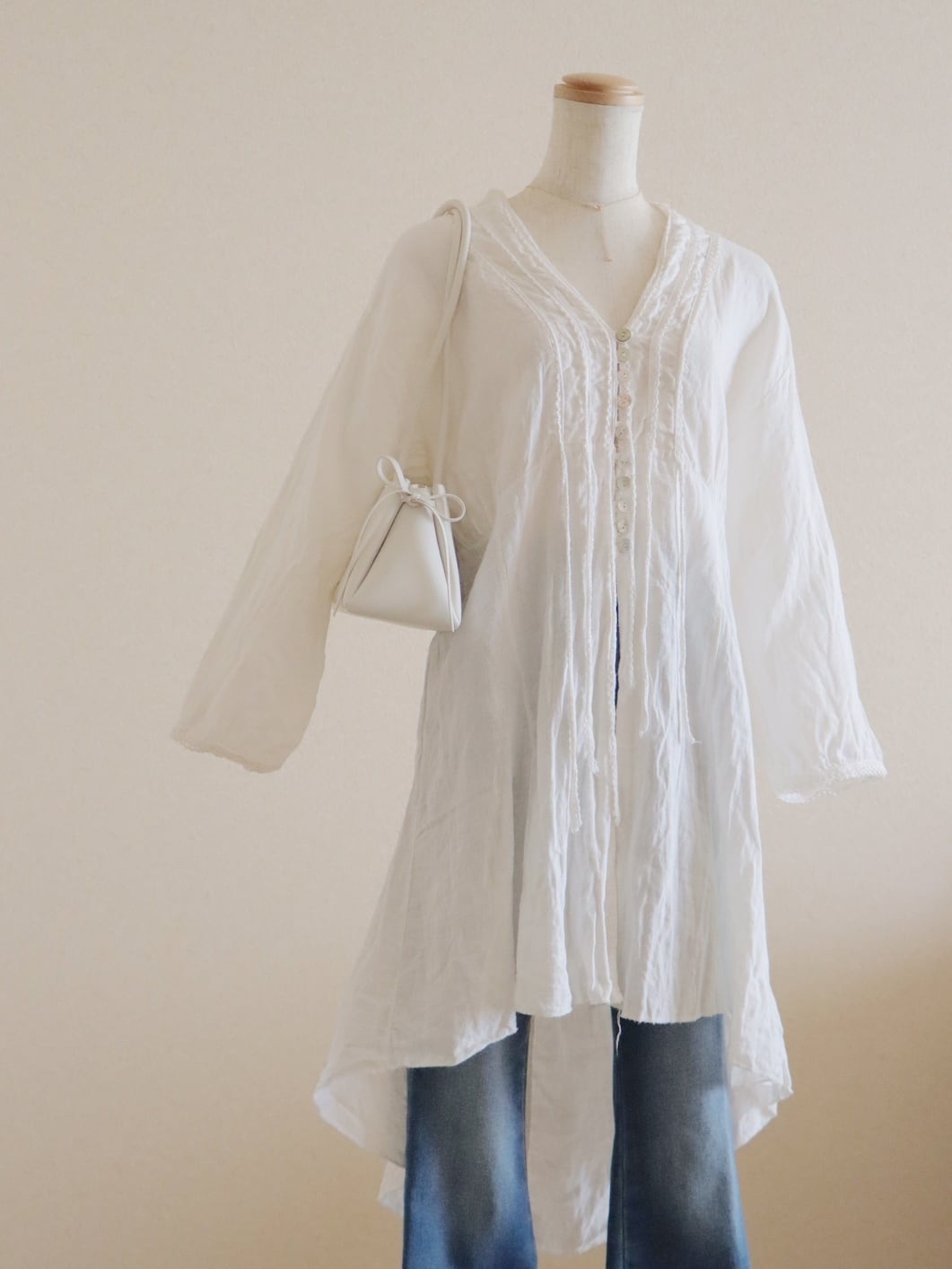 ●made in ITALY lace embroidery & shell button design long blouse