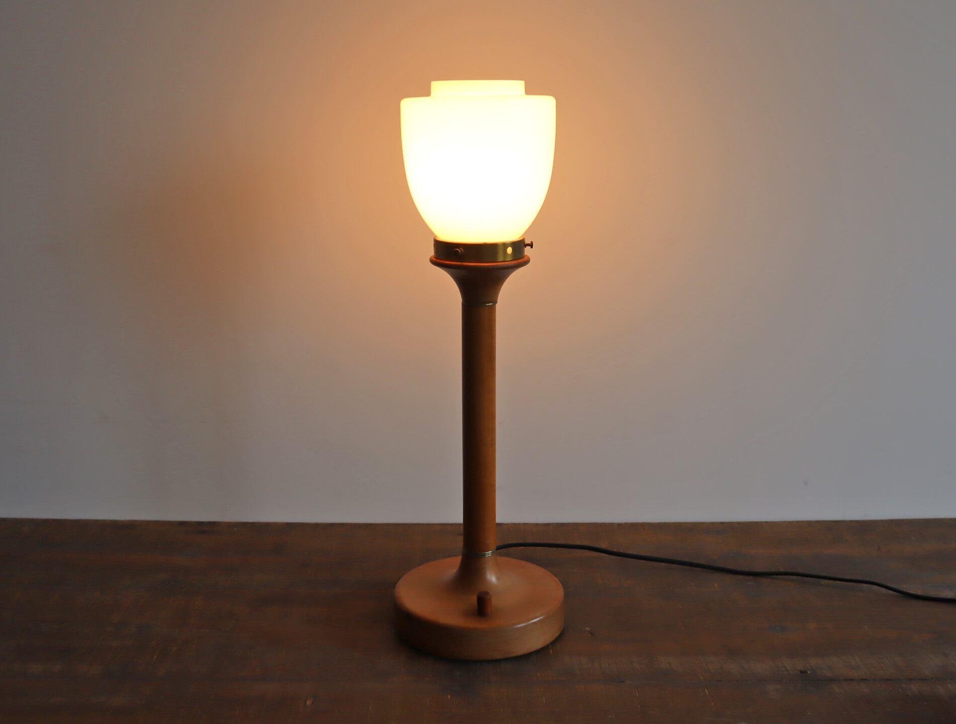 さらに大幅お値下げ❣️ヴィンテージスペイン製ランプガラステーブル　サイドテーブル スペイン発、〈ゴッフィ〉のガラスによる彫刻的なサイドテーブル