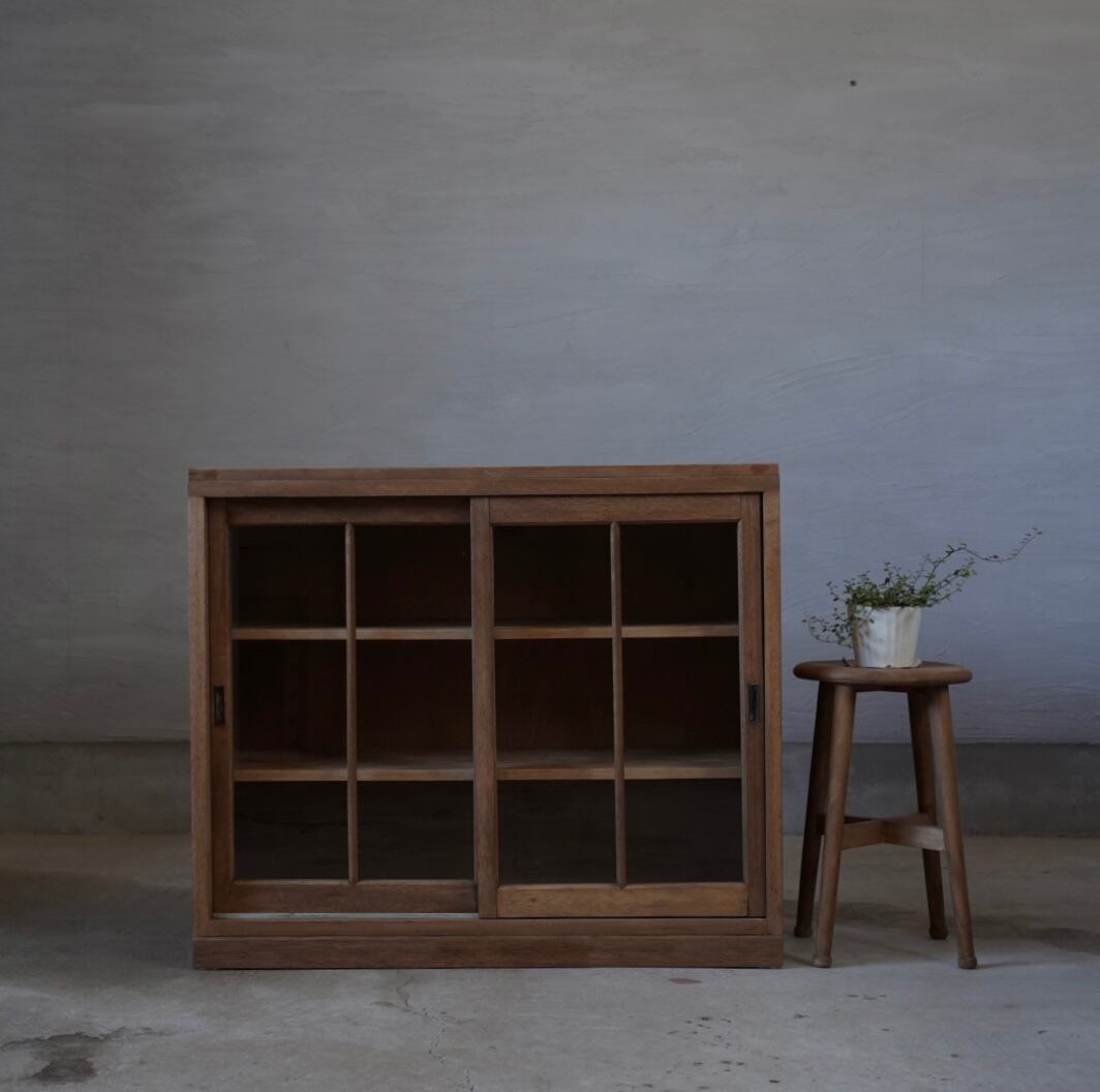 ガラス引き戸のキャビネット