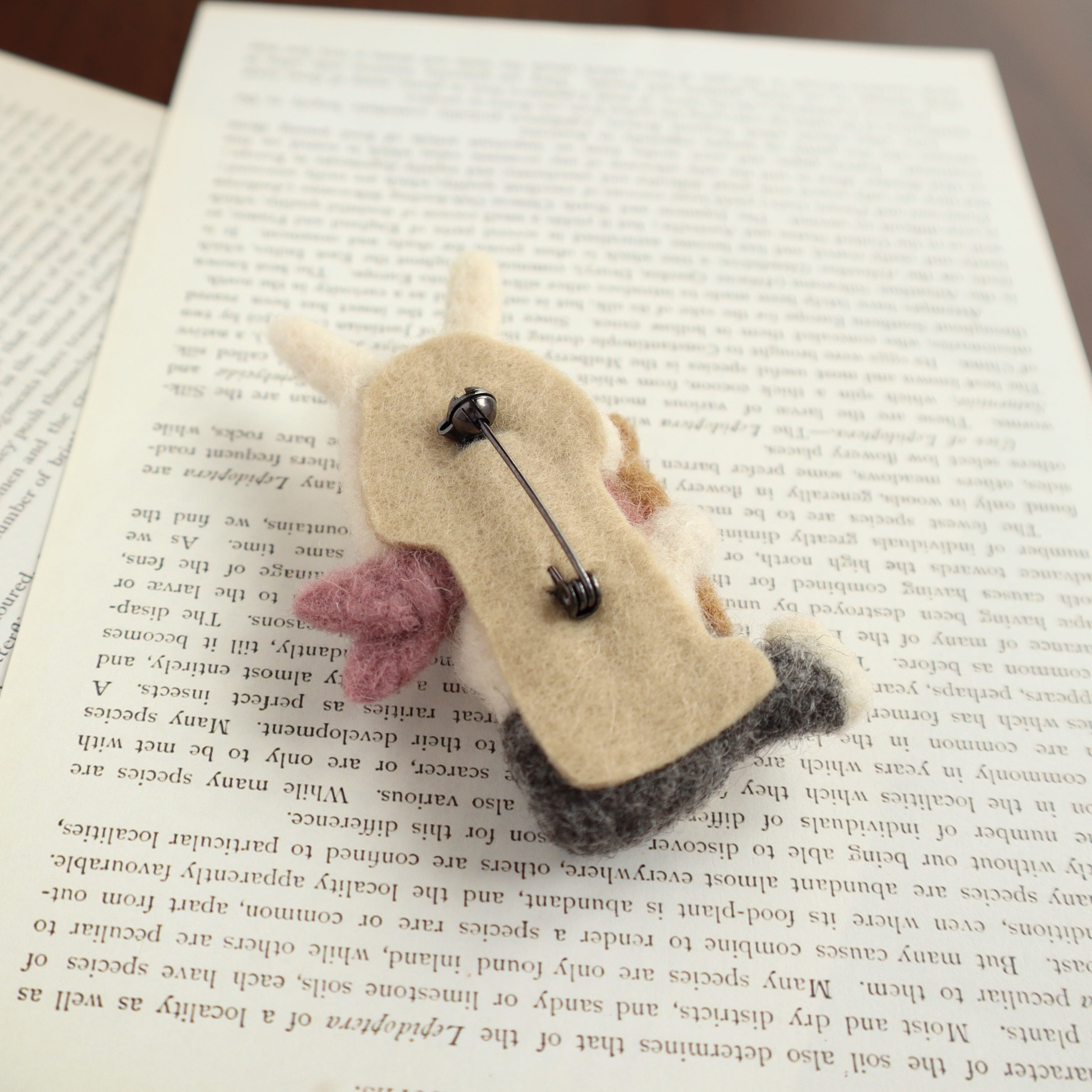 羊毛フェルトブローチ ウサギ ホワイト座り・ギュッ！（スカーフ