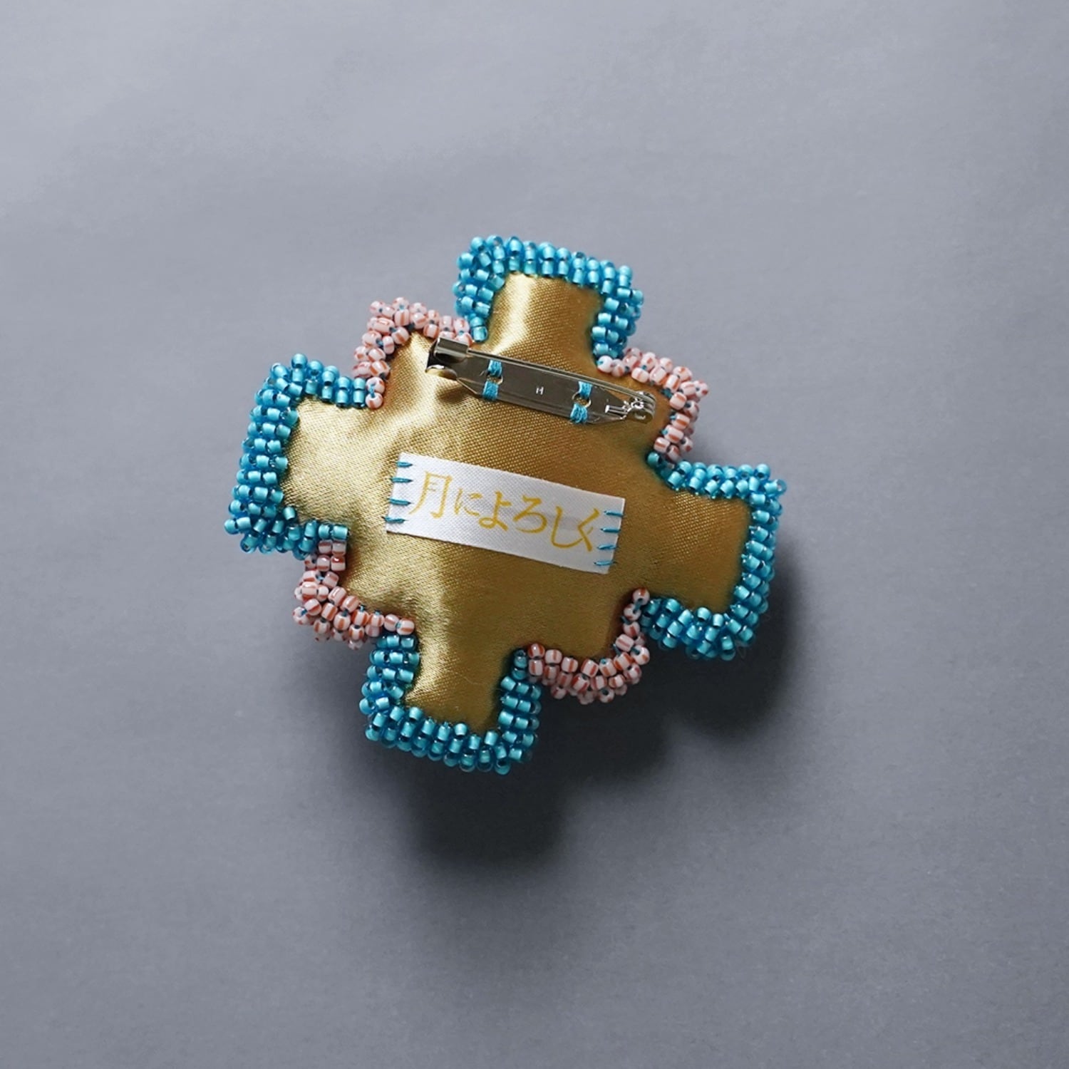 変形クロスのブローチ 10 ビーズ刺繍 一点もの イエロー グリーン