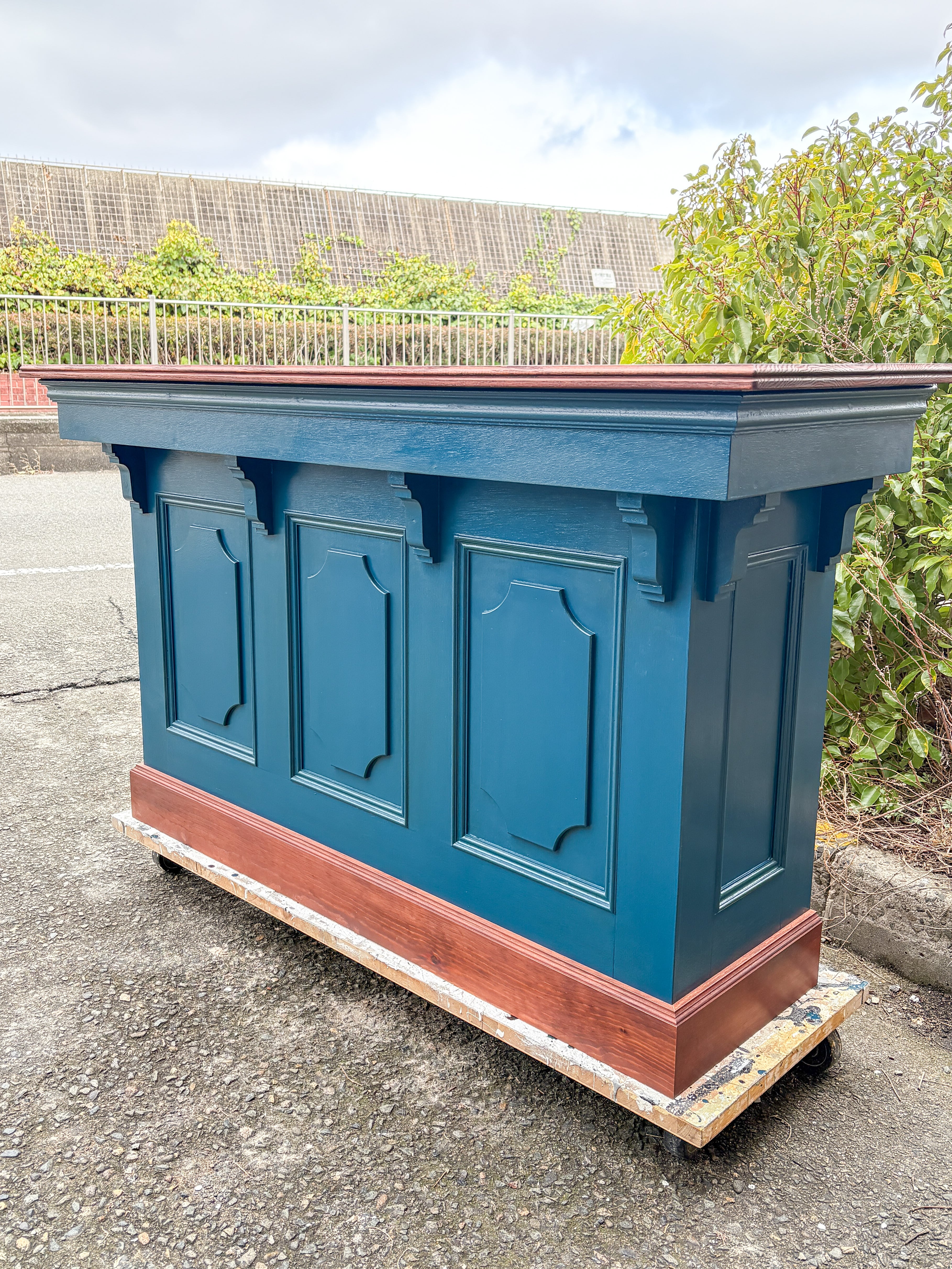 豪華なアンティーク装飾のカウンターテーブル (店舗向け収納カウンター)W1350✕D450