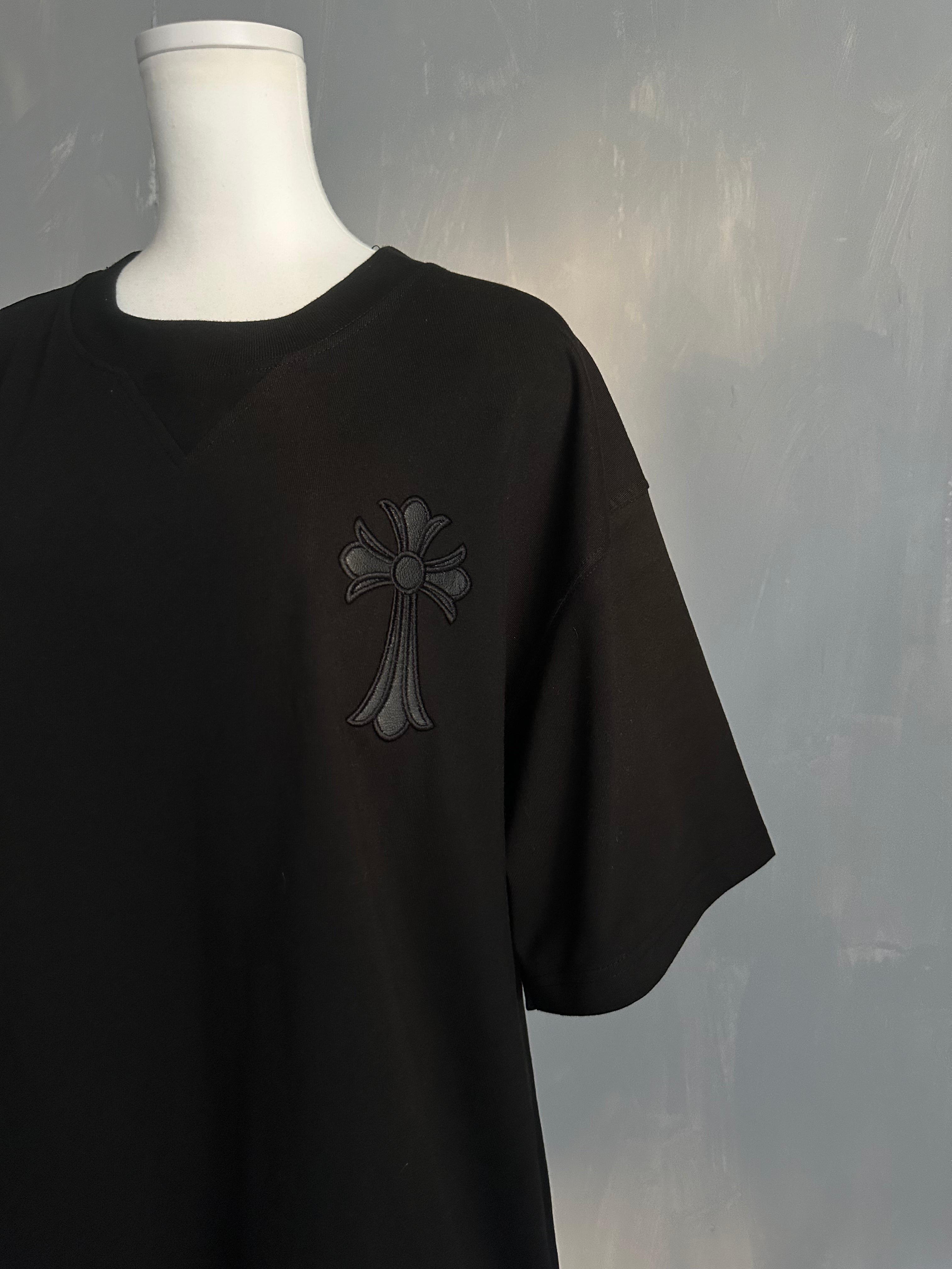ホースシューブラック半袖シャツ 7月中旬【ユニセックス】レザーワッペンホースシュー×クロスTシャツ