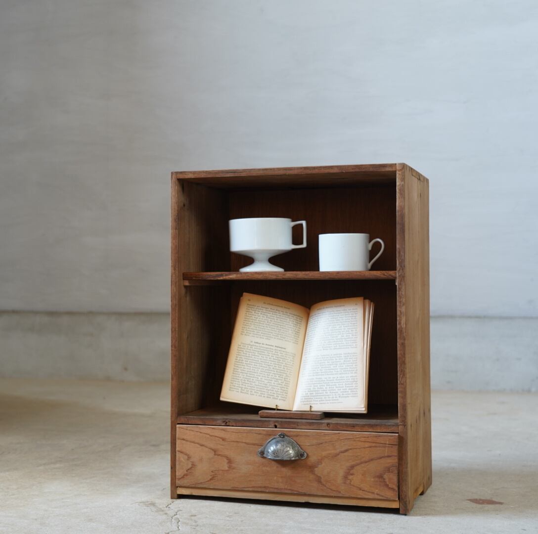 古い引き出しの木製棚