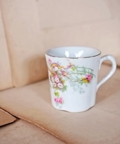 19世紀 フランス 湾曲のロココと薔薇たちの手彩色カップ パリ窯 アンティーク