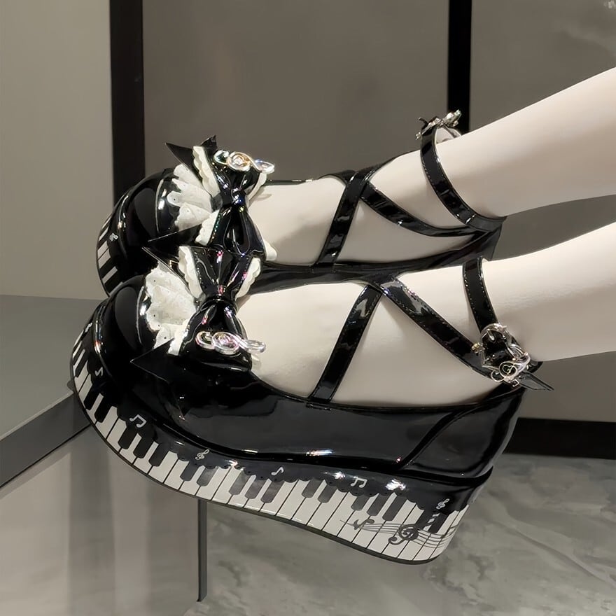 ピアノ鍵盤柄の厚底ロリータシューズ|リボンとレースの音符チャーム付き