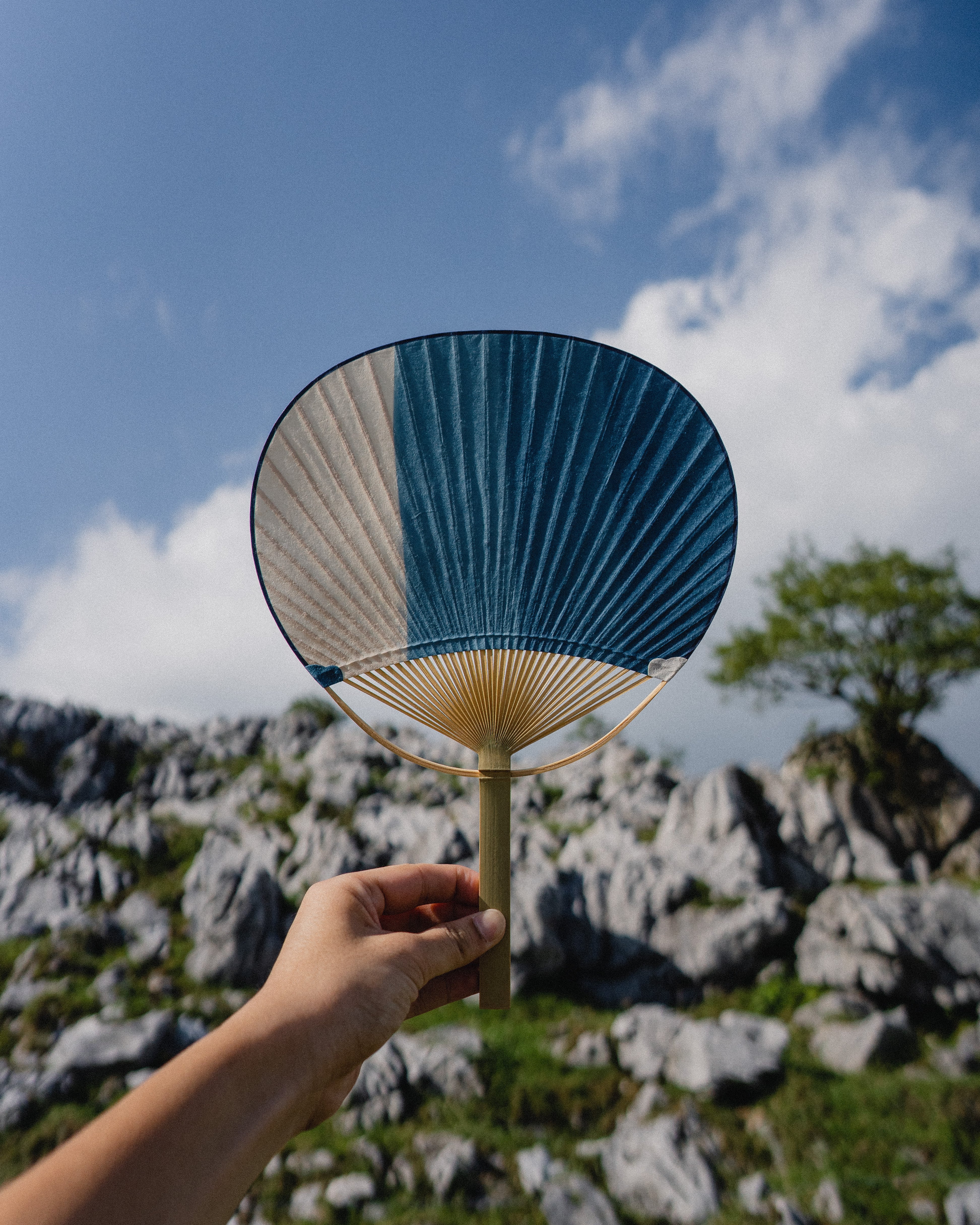 和紙の温り＝「丸に違い鷹の羽」／2本組／LED・檜枠造・フイルム加工・軽量／ MU108 丸亀うちわ 藍段染め和紙 Indigo Danzome Washi | うちわ屋 涼