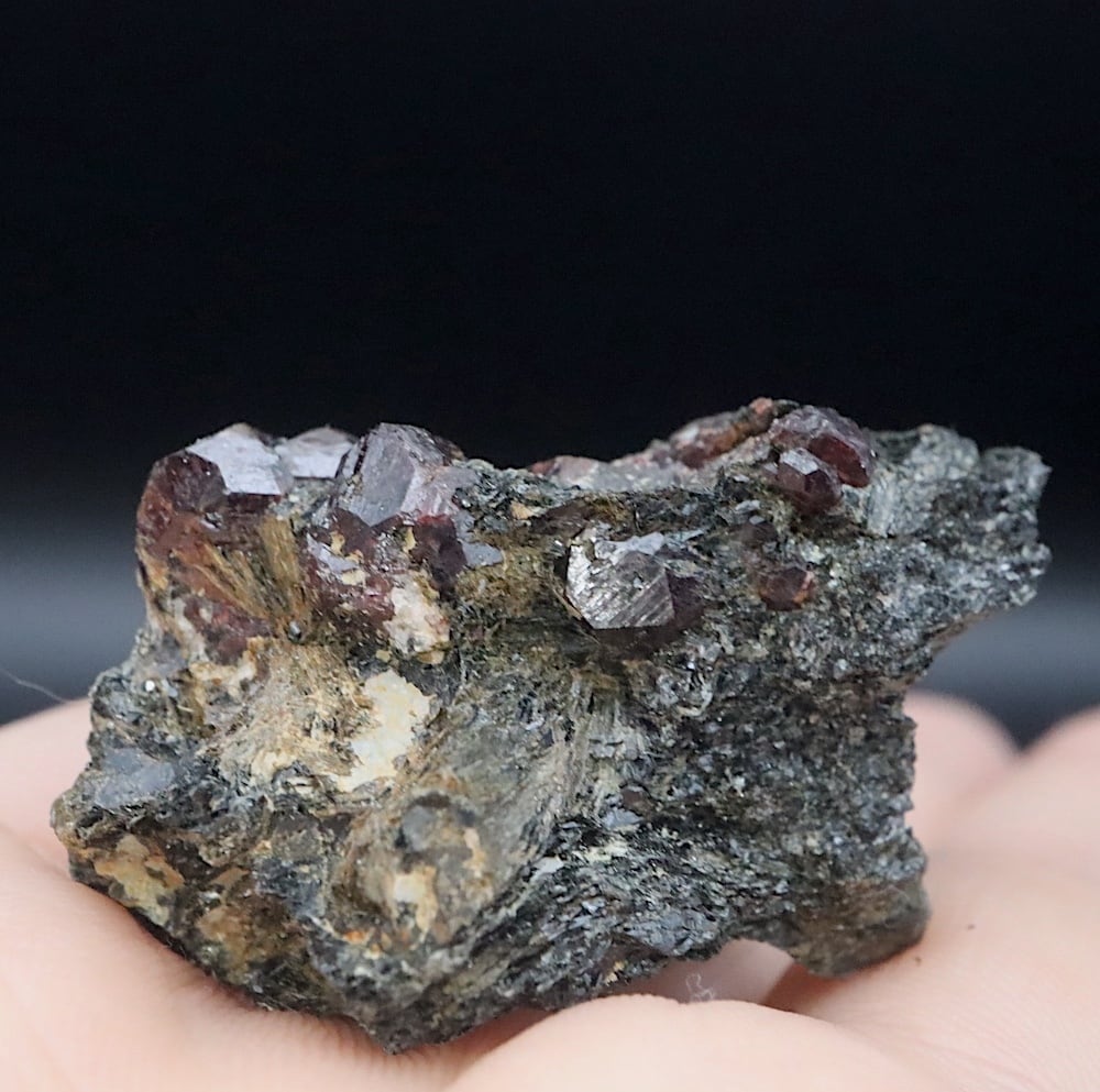 カリフォルニア産！ アルマンディン ガーネット 鉄礬柘榴石 27.6g