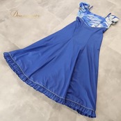 フラダンス 衣装 ALOHA STANDARDS アロハスタンダード ワンピース ドレス ブルー系 花柄 植物柄 ハワイアンプリント ハワイアン アロハ フラ ダンス レッスン 練習 ハワイアンダンス ホワイト系 水色 青 白 裾フリル フレアスカート 華やか さわやか かわいい おしゃれ 上品