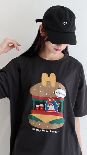 【予約特典・8月7日入荷予定】HiHeyHooo!!!バーガーへようこそ！サメのバーガーSHOP Tシャツ – サメが店員⁉