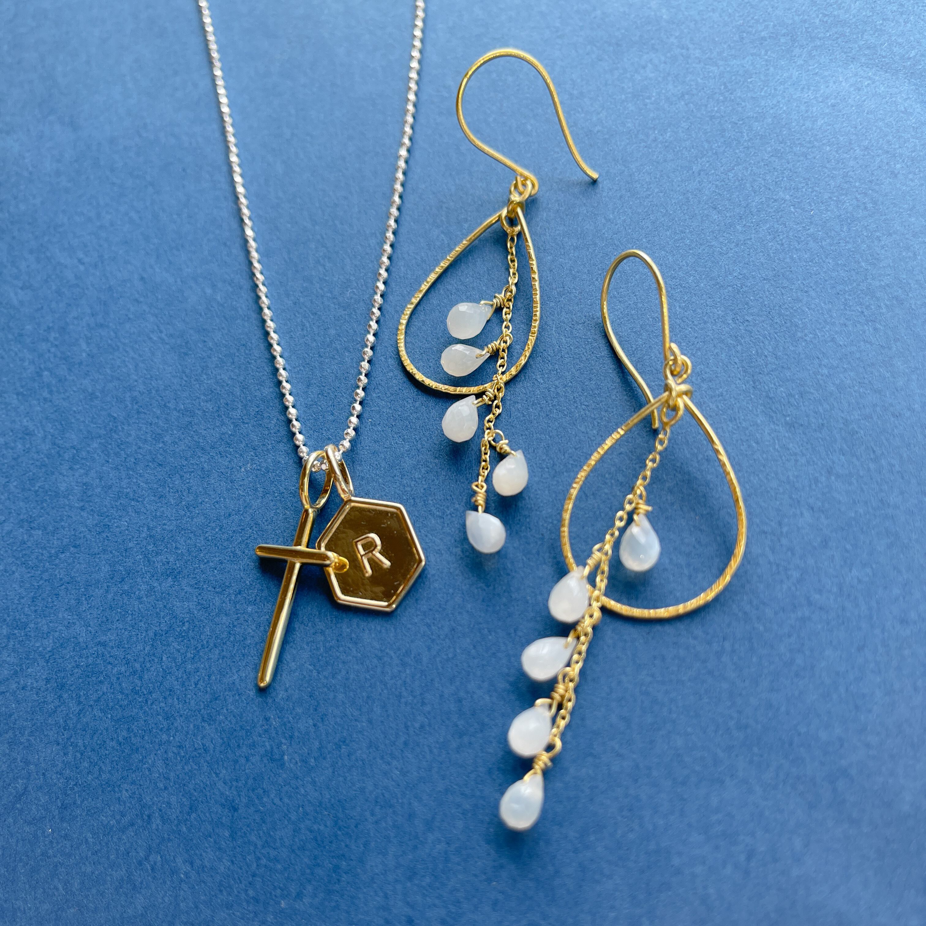 Gold coating クロス + ハニコム イニシャル ペンダント TOP 2つ