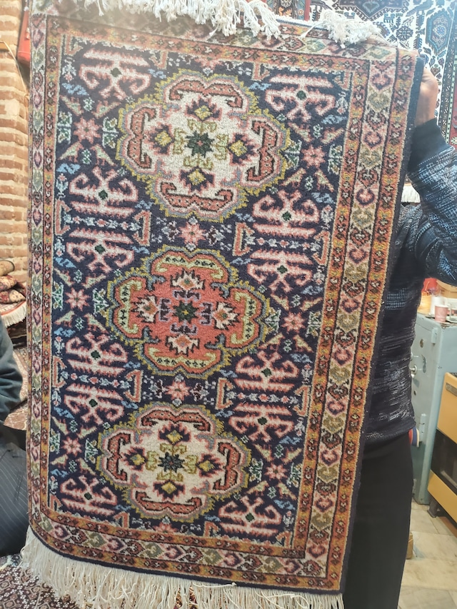 絨毯クエスト51【No.33】※現在、こちらの商品はイランに置いてあります。ご希望の方は先ずは在庫のご確認をお願いします。