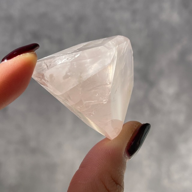 ブラジル・バイーア州産 ローズクォーツ ポリッシュ｜シャープなフォルムの一点もの