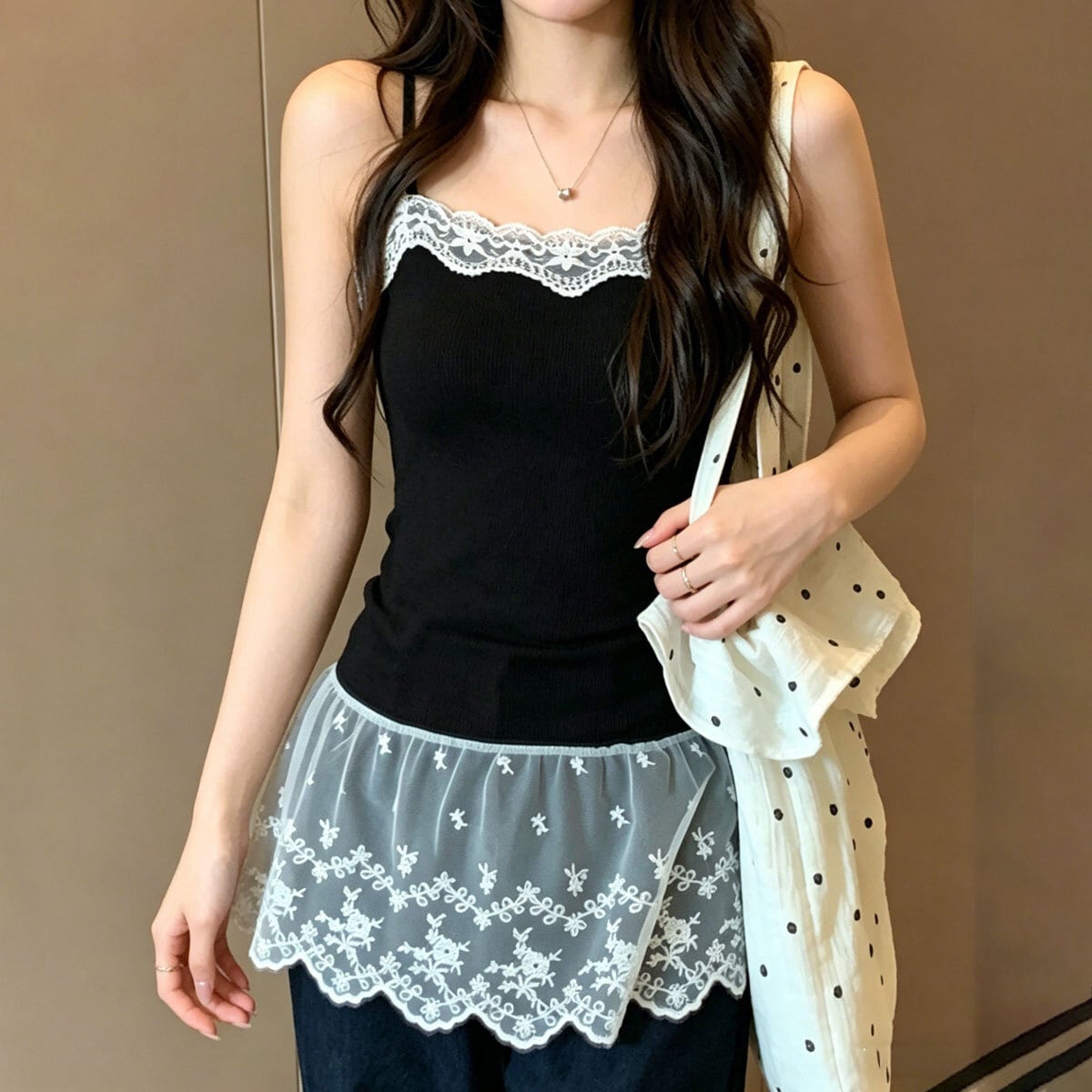 裾レース キャミソール カップ付き レディース 春夏 韓国 インナー トップス きれいめ おしゃれ 大人 かわいい 重ね着 レイヤード 柔らかい ブラキャミ ノースリーブ フェミニン 大人可愛い 大人女子