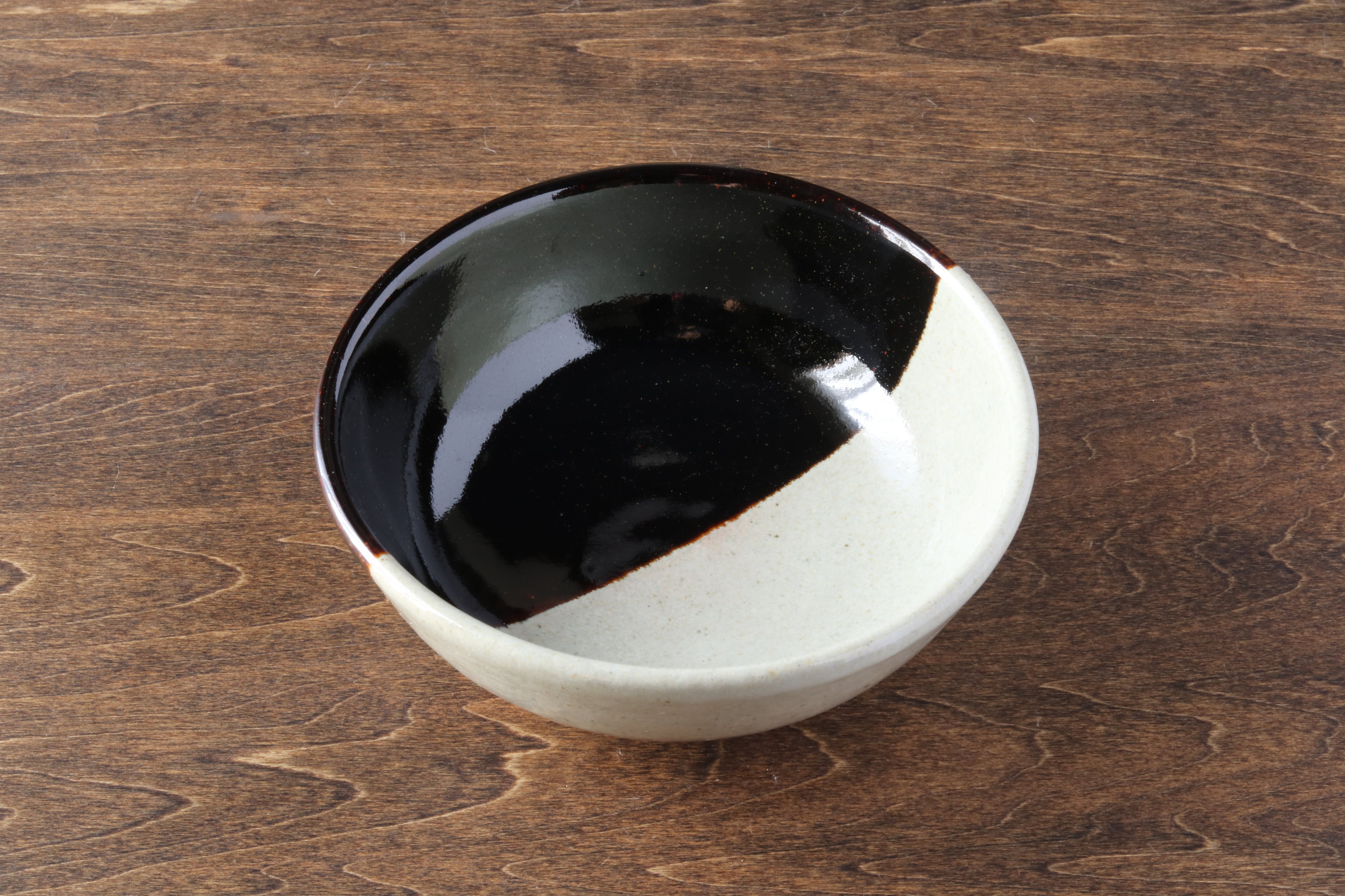 小鉢（抗菌/黒・白２個）Φ１０ｃｍ×６．４ｃｍ※白60個、黒70個まとめ商品です 小鉢 白黒掛分け | 秋山遥司 焼きものの店