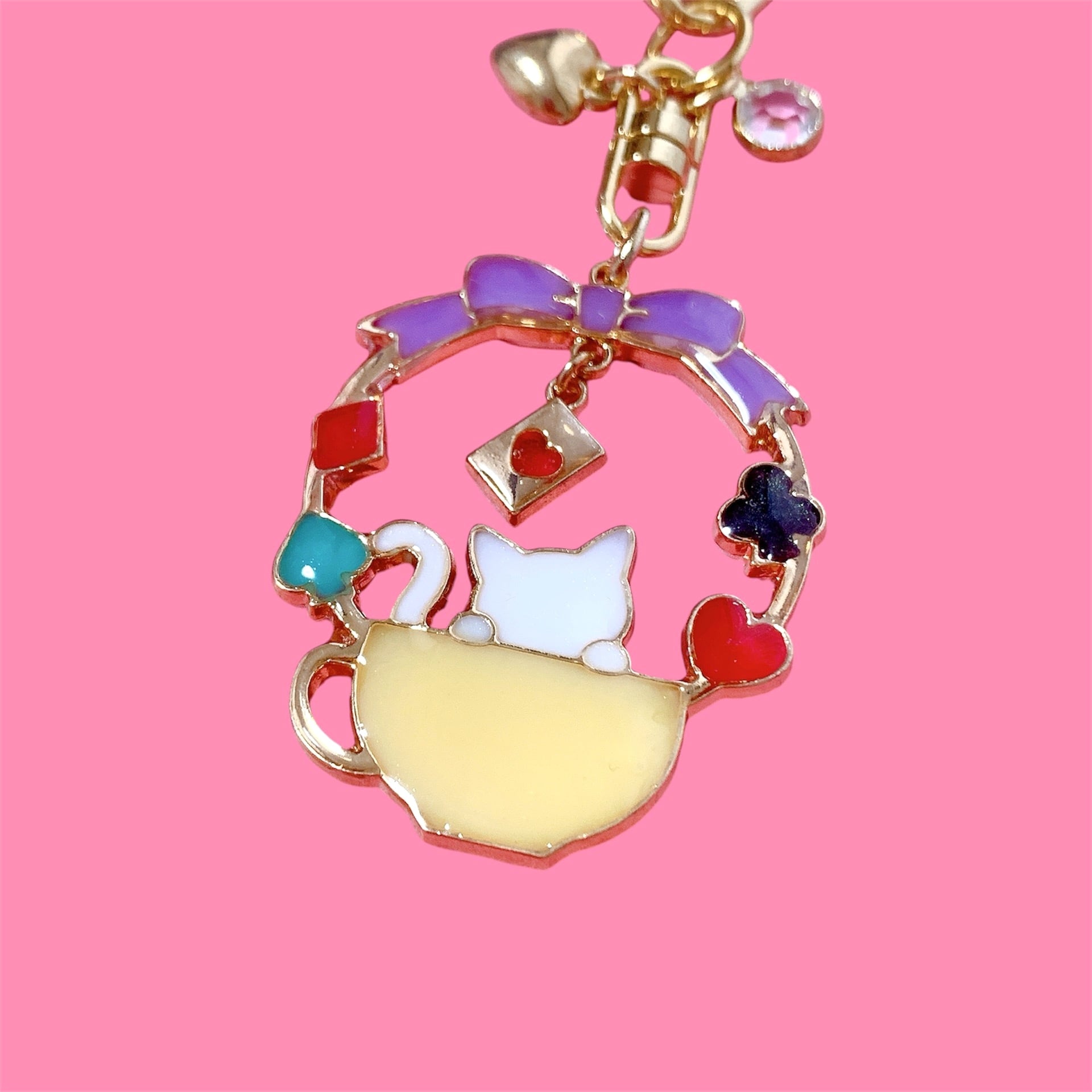 ELLY グリッターキーホルダー　白LOVE 白猫とティーカップバスケット キーホルダー / ゆめかわの世界