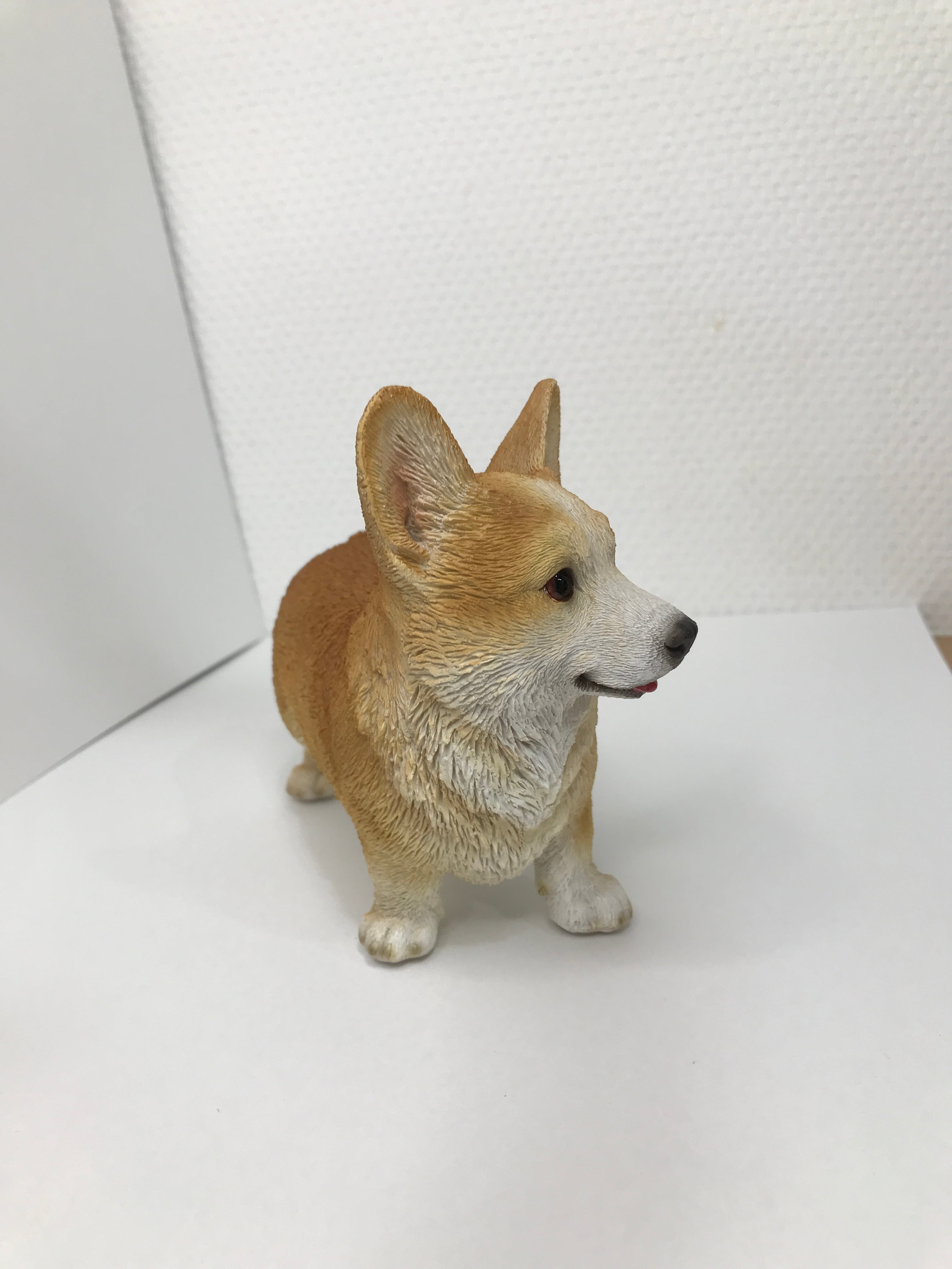 H19006 左向きに立つウェルシュコーギー | marimba_woobia