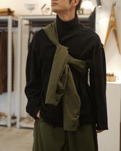 予約販売 | i’m here : - “SLEEVE” BAG ：Khaki｜袖を巻くバッグ／ミリタリーの構造／着る位置の余白