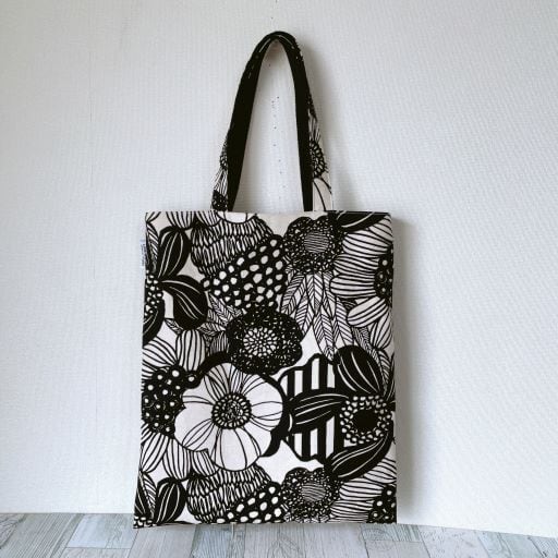 A4サイズがゆったり入るサブバッグすこし大き目（大きい花柄モノトーン