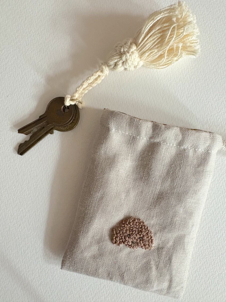 シー様オーダー　刺繍　ハンドメイド　巾着　パグ　犬　手刺繍　キナリ　巾着ポーチ 手刺繍＊巾着ポーチ（寒がりパグ） 巾着袋 ココカカオ 通販